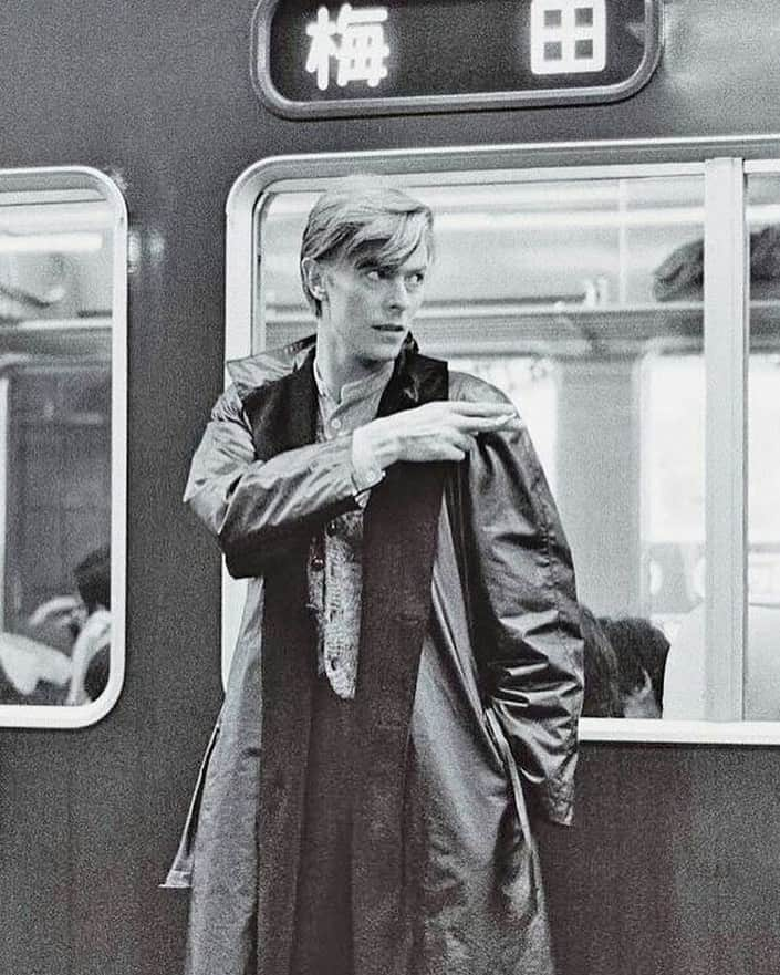 大森美希さんのインスタグラム写真 - (大森美希Instagram)「David Bowie in Kyoto, 1980, by Masayoshi Sukita   ボウイ in 京都 (1980年)、撮影  鋤田正義  梅田行きの昭和レトロな阪急電車の前のデヴィッド・ボウイもめちゃくちゃかっこいい。  #今日のムード #京都 #日本 #デヴィッドボウイ #鋤田正義 #阪急電車 #80年代 #昭和レトロ #モノクロ写真 #ジギースターダスト #ファッションアイコン #スター #京都旅 #mood #photo #davidbowie #kyoto #japan #umeda #hankyurailway #80s #monochrome #trip #masayoshisukita #voyage #japon #ziggystardust #fashionicon」9月3日 7時57分 - mikiomori_