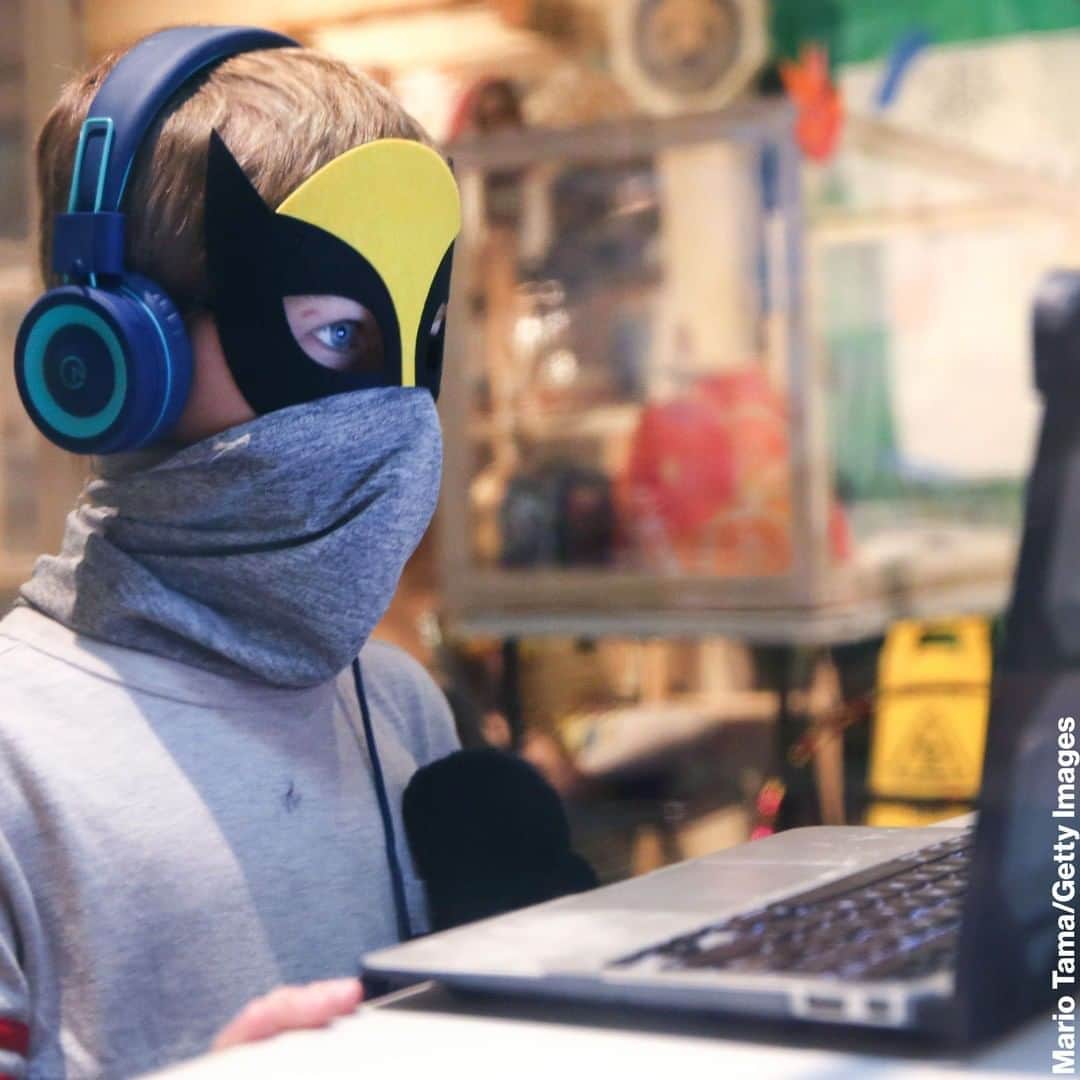 ABC Newsさんのインスタグラム写真 - (ABC NewsInstagram)「A masked student attends class remotely while seated in socially-distanced protective learning pods at a tutoring center in Southern California. The center serves as a learning hub for students from various schools in the region which remain closed for in-person classes amid the COVID-19 pandemic.」9月3日 7時59分 - abcnews