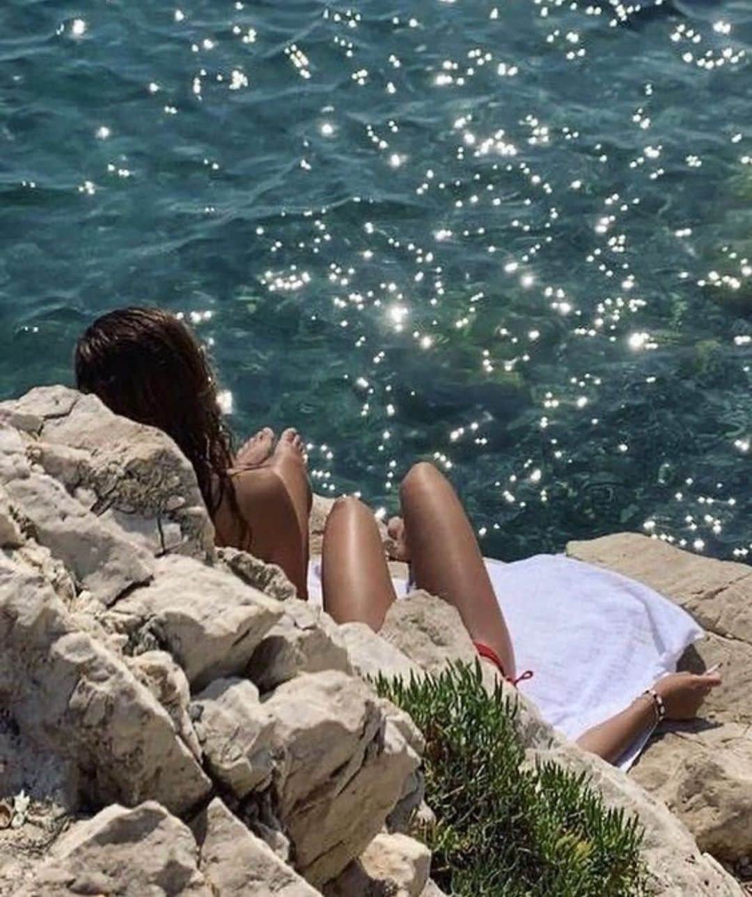のインスタグラム：「Soaking up the last days of Summer 📷 @toomanyfeelss」