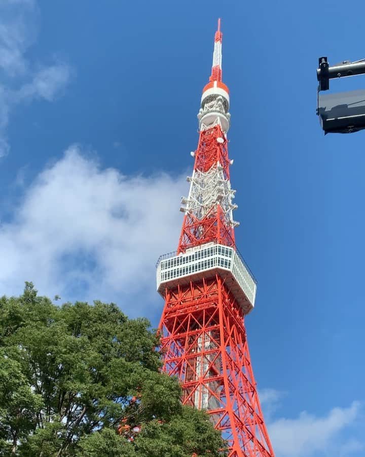 のインスタグラム：「・ ・ 流れゆく雲のように過ぎていく 良いことばかりも 悪いことばかりも 同じことはずっと続かない  だからいま目の前にあることに 向き合うこと それを感じること  もし人生が終わるとき プラス1くらいがちょうどよいと思っている(そこはプラマイゼロでは無い🤣)  今日もステキないちにちを！ ・ ・ #life #朝ラン #ひとりごと」