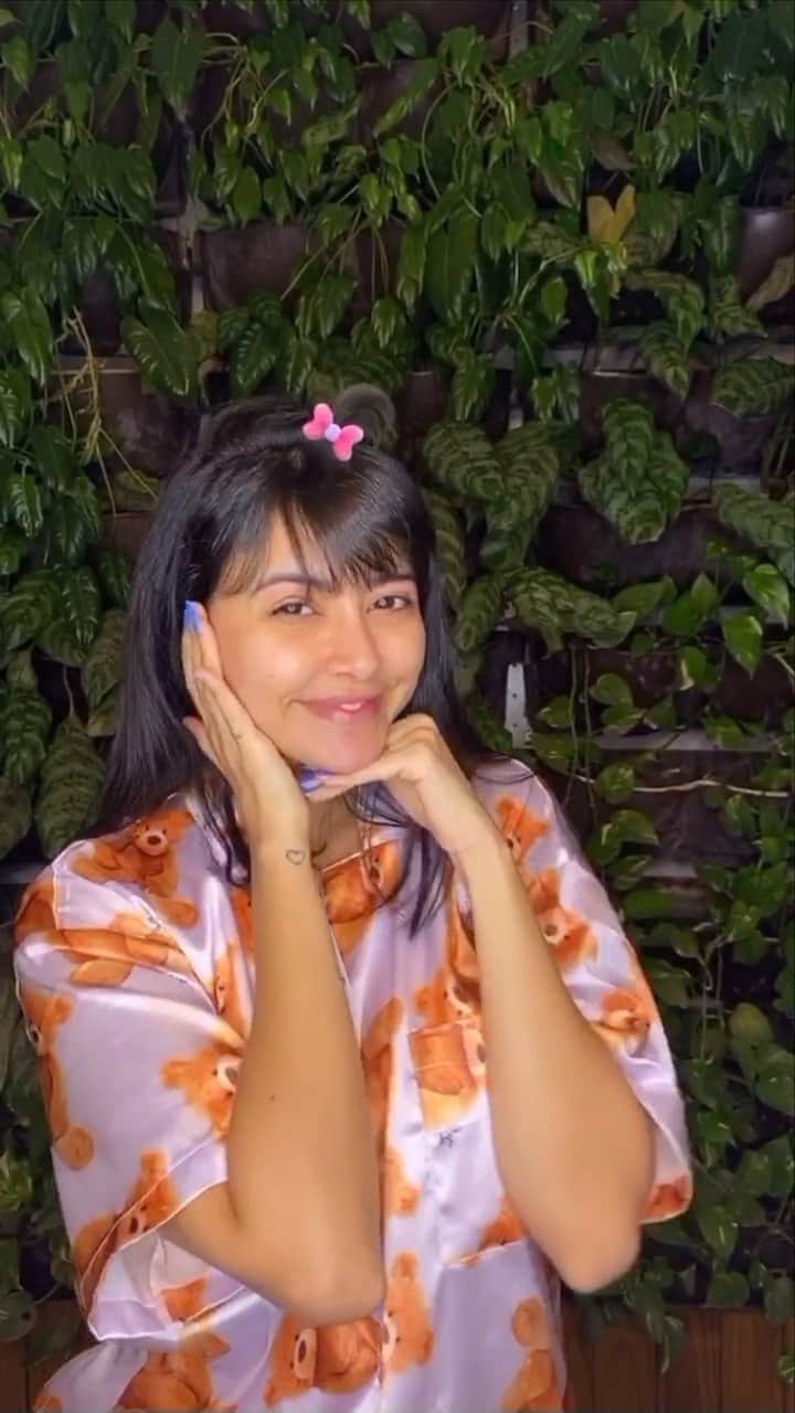 Gabriela Salesのインスタグラム：「É fonte da juventude que você quer @? Kkkk Amo sou todos os produtos de Renew @AvonBrasil com Protinol, uma tecnologia exclusiva de Avon que ajuda a estimular os colágenos tipo 1 e 3, sendo esse último o mais difícil de se conseguir e que a gente só tem em maior quantidade quando é bebê 👶🏻. Agora os produtos de Renew para todas as idades (eu uso a linha Reversalist, a vermelha) também vêm enriquecidos com essa molécula! Demais, né??? Por que Benjamin Button tá chorando *publi #Renew #EscuteSuaPele」
