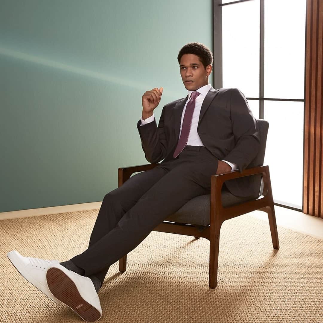 ペリーエリスのインスタグラム：「A great suit will never go out of style. No matter if you are in the office or behind the zoom lens, its a forever staple. #lifereadysince1976」