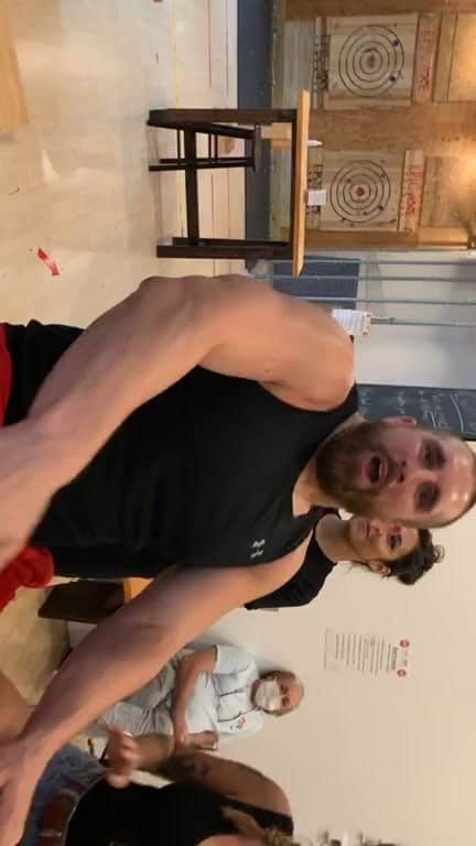 テヴィタ・フィフィタのインスタグラム：「Wednesday hump day with axes!」
