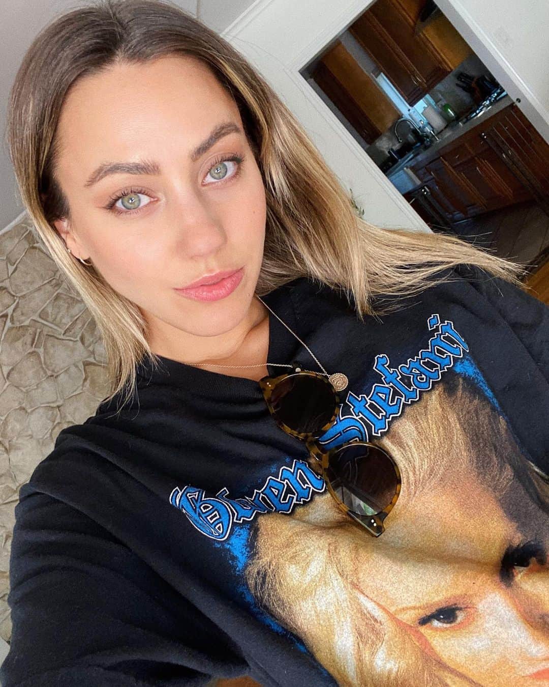 Camden Scottのインスタグラム：「Hi, I’m Camden. I’m a Pisces sun, Capricorn moon and a Virgo rising. My favorite hobbies are stealing my girlfriends T-shirts and annoying my dog Frank.」