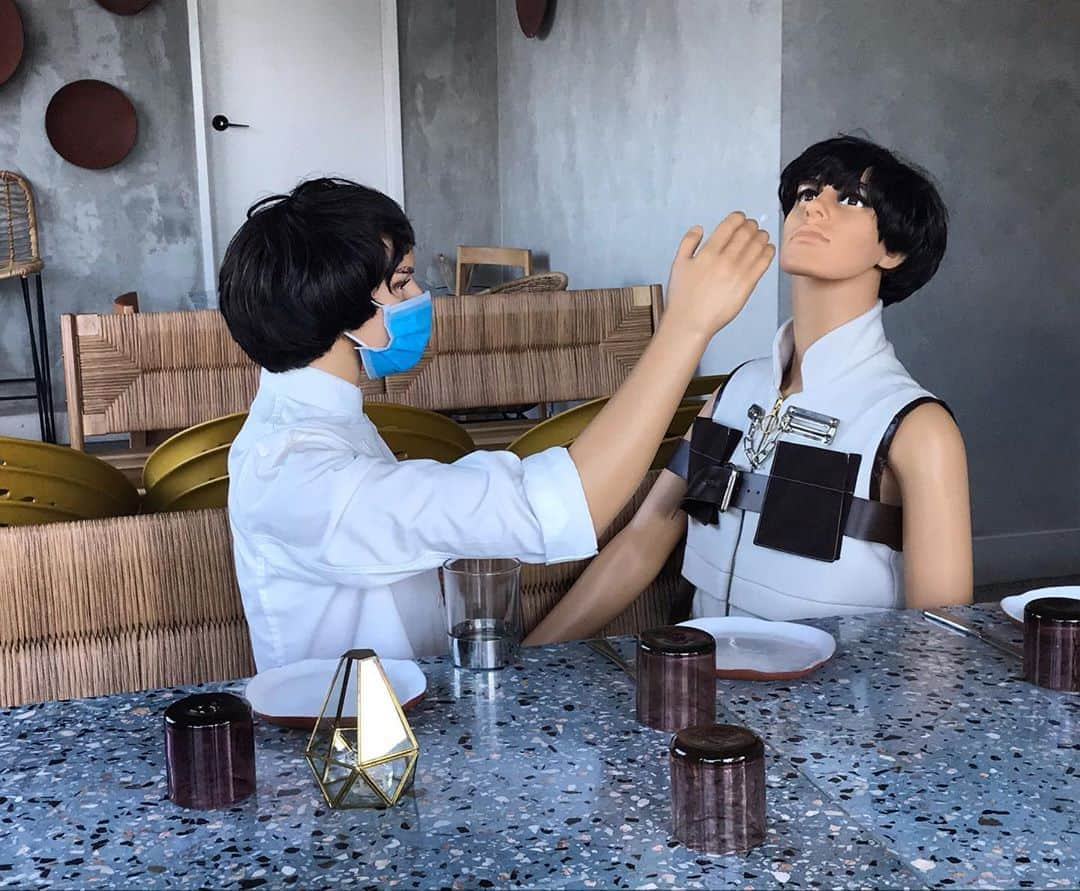 ダニア・ラミレスさんのインスタグラム写真 - (ダニア・ラミレスInstagram)「This restaurant is for pick up orders and deliveries only.  But who said they couldn’t sit #CovidTesting mannequins inside for our amusement! A little #newzealand #covid19 humour.」9月3日 8時14分 - daniajramirez