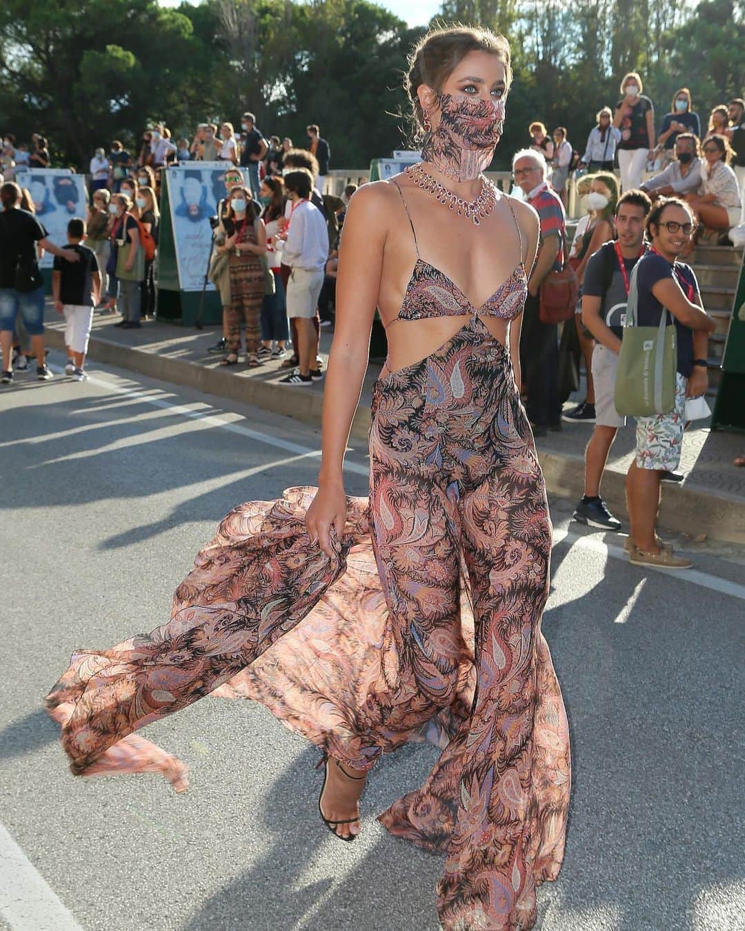 Just Jaredさんのインスタグラム写真 - (Just JaredInstagram)「@taylor_hill wore a custom @etro gown and a matching face mask while attending the opening ceremony at the Venice Film Festival #TaylorHill #Etro #VeniceFilmFestival Photos: Getty」9月3日 8時14分 - justjared