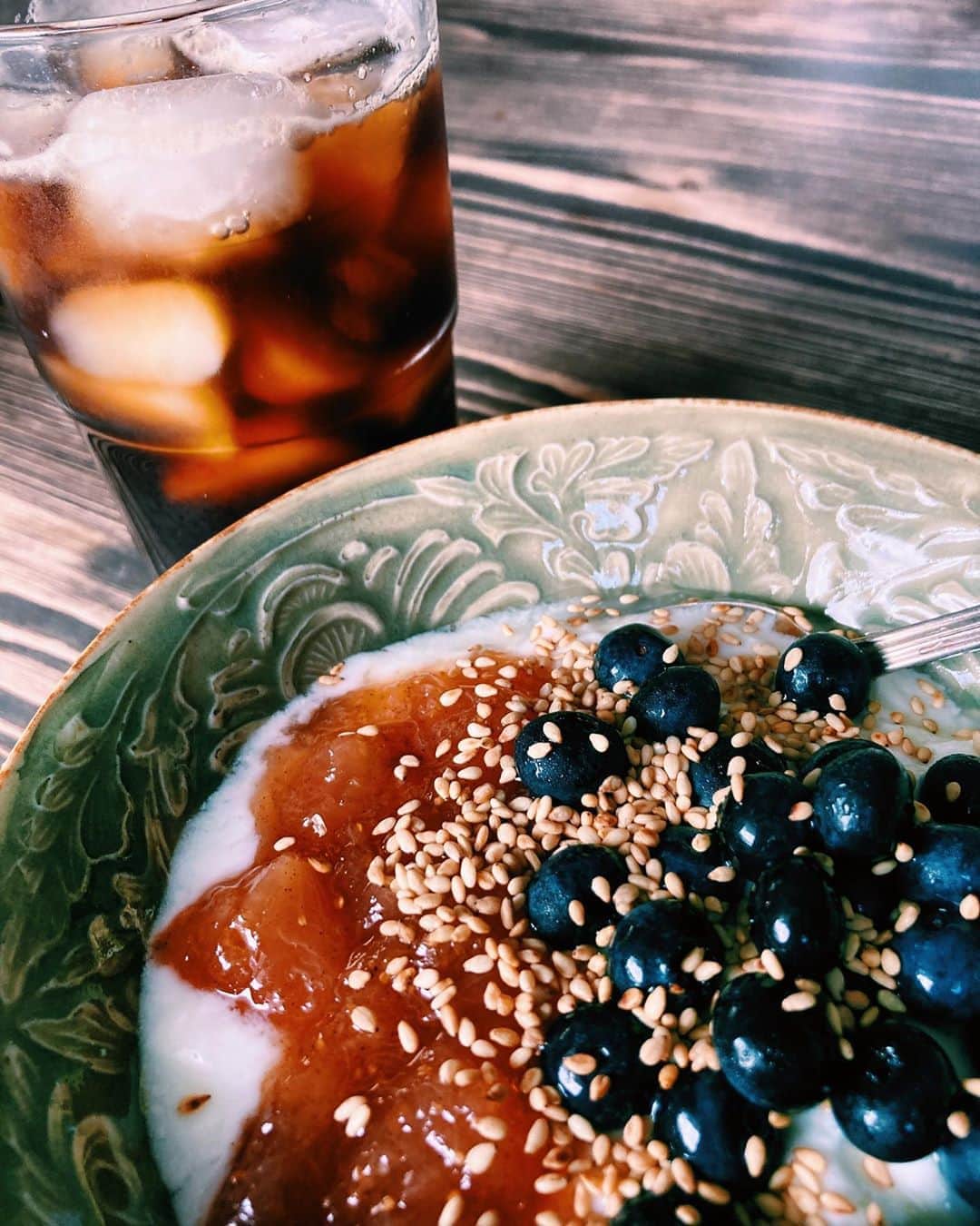 のインスタグラム：「母の手作りシナモンいちじくジャムと秩父ブルーベリーでヨーグルト☀️ アイスコーヒーを飲みたくて久々に作ってみた。麦茶のように薄かった。  #麦茶　#朝ごはん」