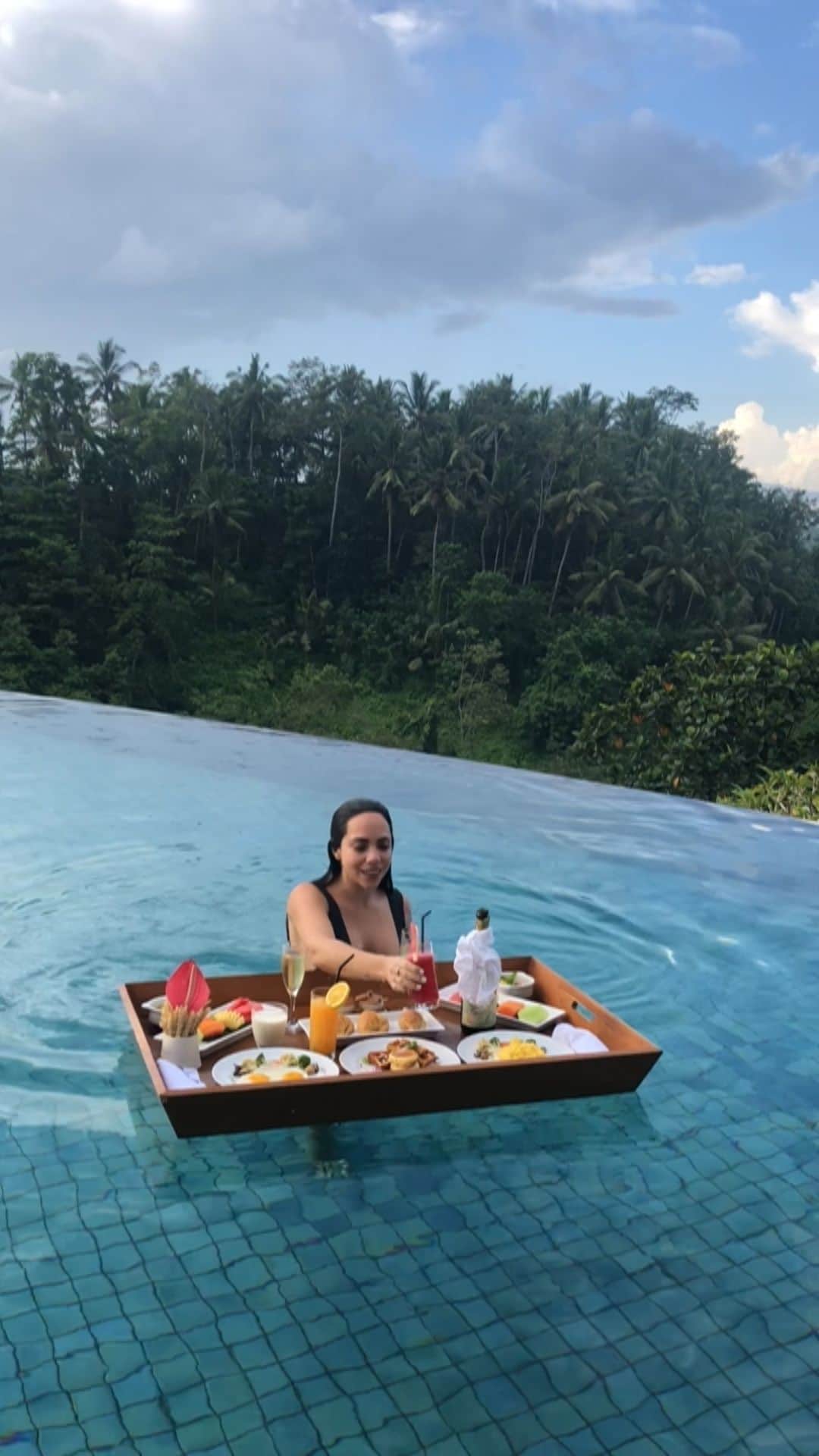 Katy Esquivelのインスタグラム：「How to have breakfast in Bali 🍉🌴」