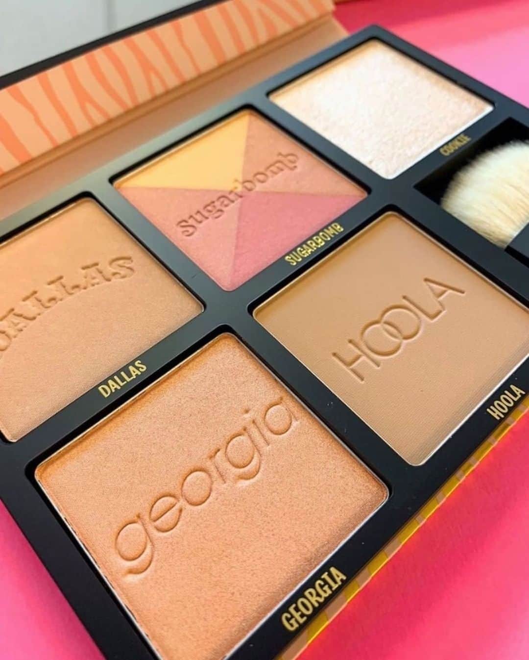 Benefit Cosmeticsさんのインスタグラム写真 - (Benefit CosmeticsInstagram)「Oh the places we’ll GLOW 🌟 Take all this gorgeousness wherever you go — the #cheekstars palette has everything you need to blush, bronze & highlight like a rockstar! #benefit」9月3日 8時36分 - benefitcosmetics