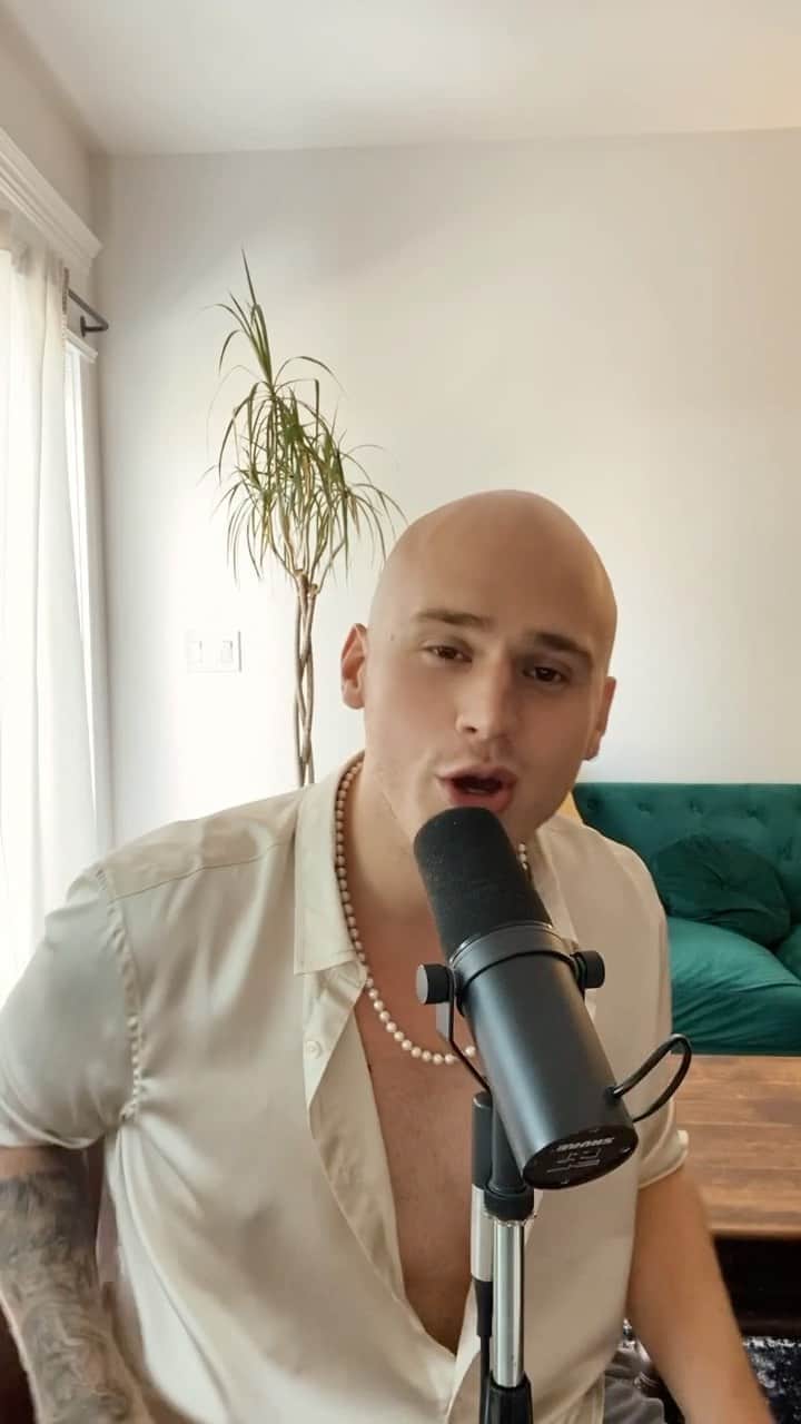 ブランドン・シェイアのインスタグラム：「A little baby cover of a song I co-wrote w/ @jonodorrmusic @hayleykiyoko @kehlani   I got a song dropping on 09.09.20 with Jono so stay tuned 🤟it’s called “wrong”.」