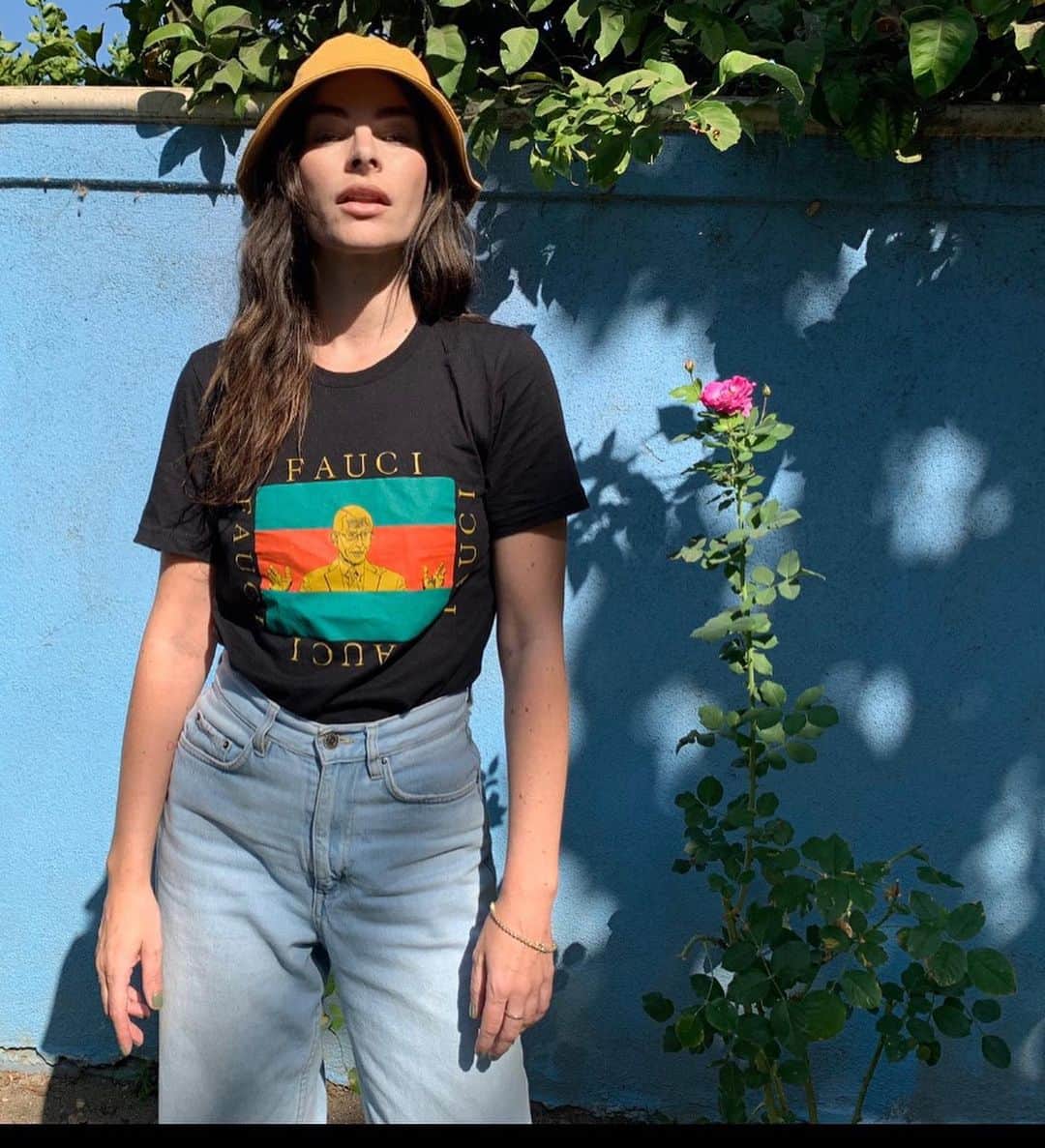 ケリー・オックスフォードのインスタグラム：「Pics by Bea & Emmy.  All proceeds of this Maison Fauci shirt by @databasedfashion go to the American Red Cross. They are taking preorders now.  Not a paid ad, but in other news: do you know anything about the guy who flew over LAX in a jet pack? I hope there will be a doc.」