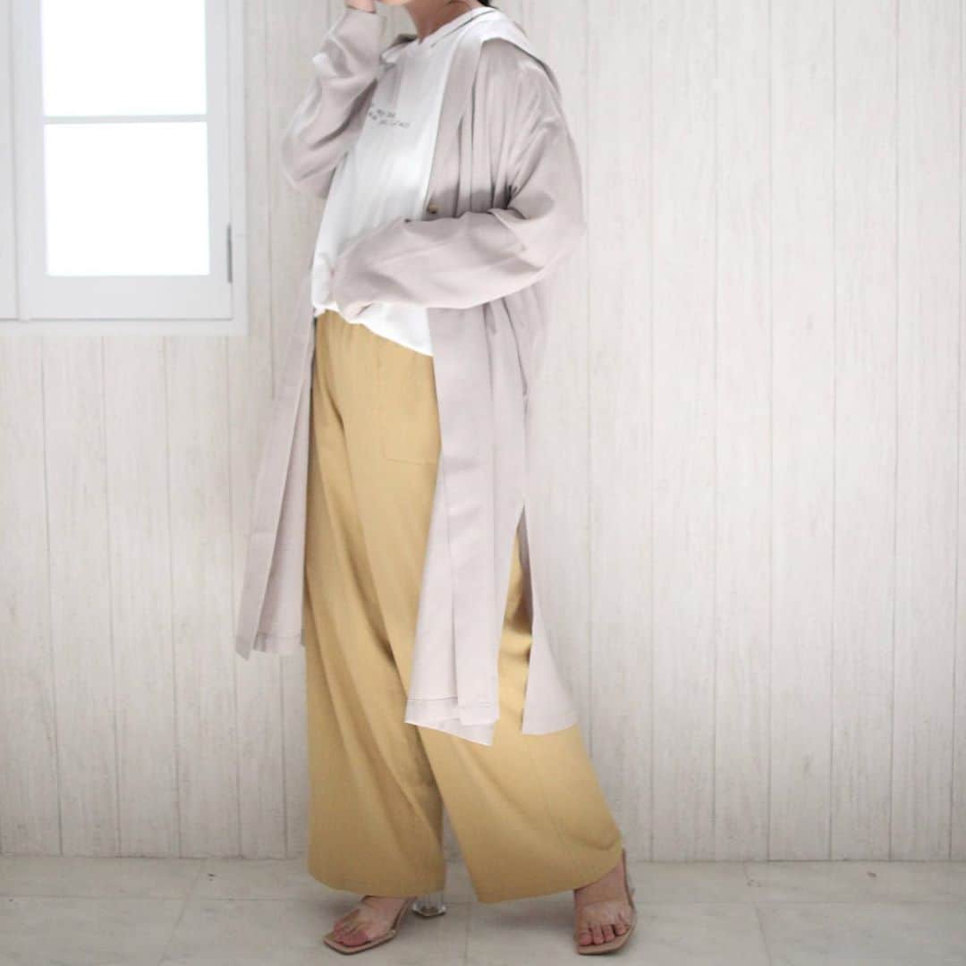 Alinoma公式さんのインスタグラム写真 - (Alinoma公式Instagram)「ㅤㅤㅤㅤㅤㅤㅤㅤㅤㅤㅤㅤㅤ ■ロングシルエット秋の羽織りコーデ ㅤㅤㅤㅤㅤㅤㅤㅤㅤㅤㅤㅤㅤ 縦長シルエットが簡単にできる、羽織りコーデをご紹介！きちんと感のあるベージュのフード付きロングブラウスは、ゆるっと羽織ってカジュアルダウン。ㅤㅤㅤㅤㅤㅤㅤㅤㅤㅤㅤㅤㅤㅤㅤㅤㅤㅤㅤㅤㅤㅤㅤㅤㅤㅤㅤㅤㅤㅤㅤㅤㅤ ＜アイテム＞ㅤ フーディ―ロングブラウス #TROISDEUXUN →3L～4L展開ㅤㅤㅤㅤㅤㅤㅤ ㅤㅤㅤㅤ Tシャツ #GOLDJAPAM →LL～5L展開   パンツ@laveange_official   →LL～5L展開 ㅤㅤㅤㅤㅤㅤㅤㅤㅤㅤㅤㅤㅤ モデル： 166cm（LL～3L着用） ㅤㅤㅤㅤㅤㅤㅤㅤㅤ AlinomaはLL～10Lサイズのぽっちゃり女性のためのファッションECモールです。ありのままの自分をもっと素敵に！そんな想いを叶えるファッションをお届けします♪ ▼▼ @alinoma_official ⇒気になったアイテムの詳細はプロフィールのURLからcheck ㅤ URL 〉〉https://bit.ly/2KAEba4 ㅤㅤㅤㅤㅤㅤㅤㅤㅤㅤㅤㅤㅤㅤ #アリノマ #ぽっちゃり #プラスサイズ #大きいサイズ #大きいサイズレディース #プラスサイズコーデ #ぽっちゃりコーデ #ラファコーデ #ぽっちゃり女子 #ぽっちゃり大人女子  #ぽちゃコーデ #ぽっちゃりファッション #ぽちゃかわ #ぽっちゃりさんと繋がりたい #今日のコーデ #着痩せコーデ #着痩せ #着やせコーデ#着やせ #体型カバー#体型カバーコーデ #秋ファッション #秋コーデ #夏から秋まで     #alinoma #plussize #plussizemodel #plussizefashion」9月3日 8時40分 - alinoma_official