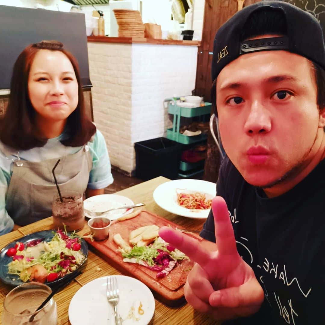 スティーブン・チョンのインスタグラム：「今日係我同佢嘅大日子，結婚一年了， 我好想多謝我老婆 用一個無私嘅心去接受我嘅一切， 當初我把事情搞到咁大， 但係佢仲原諒我， 其實一開始我講咗無數咁多嘅大話嚟呃佢， 佢一直都以為我分咗手， 所以先同我一齊， 直到所有事情爆煲， 佢先知道原來我仲未分手， 呢一年以來 好多時候佢諗返起 我對佢做嘅嘢佢都會自己一個人 喺度喊， 見到佢咁樣 我真係好心痛 亦都好後悔自己做過嘅錯事， 好多謝老婆用咗一年嘅時間去改變咗我呢個心， 我會用一世承諾嚟報答返你對我嘅愛， 老婆， 雖然係呢一段時間 我哋好窮 過得有啲辛苦， 但係我會繼續努力去搵錢 畀一個更加舒適的生活你哋， 你同兩個仔先係我 最大嘅動力， 喺嚟緊嘅日子我只會令你笑唔會再令你喊， 我會努力去面對我嘅拖延症！  我愛你啊 區燕雯 @aumanmannnn」