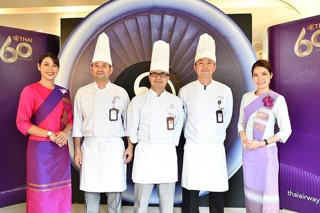 タイ航空のインスタグラム：「!! พร้อมให้บริการแล้ว กับ “อร่อยล้นฟ้า ไม่ต้องบินก็ฟินได้” ในรูปแบบภัตตาคาร ที่ชั้น2 อาคาร 2 การบินไทย สำนักงานใหญ่ วิภาวดีทุกวันพุธ - ศุกร์ ตั้งแต่เวลา 09.00 น. - 14.00 น.   เราได้ปรับปรุงห้องอาหาร โดยออกแบบให้มีบรรยากาศคล้ายห้องโดยสารบนเครื่องบิน ด้วยเก้าอี้นั่งของชั้นเฟิสต์คลาส ชั้นธุรกิจ และชั้นประหยัด รวมทั้งอะไหล่ต่างๆของเครื่องบินที่ไม่ใช้งานแล้ว จุดไฮไลท์ของที่นี่ คือ การนำบันไดสำหรับขึ้นเครื่องบิน มาทำเป็นทางขึ้นไปภัตตาคาร เพื่อให้ลูกค้าที่คิดถึงการเดินทางได้สัมผัสประสบการณ์การเดินทางโดยที่ไม่ต้องบิน   เราคัดสรรเมนูอาหารนานาชาติที่สุดฮิตในงาน “อร่อยล้นฟ้าไม่ต้องบินก็ฟินได้” ปรุงโดยเชฟเจ้าของตำหรับจากแต่ละประเทศ ที่ประจำครัวการบินไทยมาให้คุณได้สัมผัสความอร่อยเช่นเคย อาทิ พาสต้า ชาวามา ไก่ทิกก้า ยากิโซบะ ชีสเค้ก สลัดเนื้อย่างจิ้มแจ่ว   ทีมเชฟของเรารังสรรค์เมนูอาหารใหม่ๆสับเปลี่ยนหมุนเวียนมาให้คุณได้ชิม เรามีเครื่องดื่ม ชา และกาแฟสด พร้อมเบเกอรี่อบใหม่ทุกวัน จาก Puff & Pie ด้วยนะคะ  หากต้องการความเป็นส่วนตัว หรือมาเป็นกลุ่มเรามีโซนชั้นลอย ที่ให้ความเป็นส่วนตัวและบริการแบบเอ๊กซ์คลูซีฟ   ✈️ เตรียมตัวให้พร้อม รัดสายเข็มขัด พับโต๊ะหน้าที่นั่ง  ปรับพนักเก้าอี้ เปิดม่านหน้าต่าง  Ready to TAKE OFF  มาสัมผัสกับประสบการณ์ทานอาหารในบรรยากาศที่คุณไม่เคยพบที่ไหนมาก่อน   #อร่อยล้นฟ้าไม่ต้องบินก็ฟินได้ #ThaiAirways #ThaiCatering #รักคุณเท่าฟ้า」