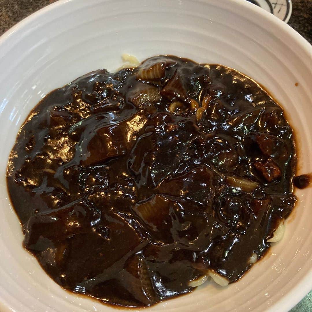 のインスタグラム：「映画#パラサイト半地下の家族 に出てきた#ジャージャー麺 。 こちらは本場のガチの。 ちなみにこのお店、酢豚もめちゃくちゃ美味しかった！揚げたトック（餅）が入ってるし、豚さんに米粉をまぶしてるんだって。 2枚目は#安さの殿堂 #ドンキホーテ にて購入。 本場は甘めでドンキのはめちゃくちゃ辛かった。 もちろん私は甘め一択！ #しかし映えないね  #美味しい  #韓国料理  #大好き #夢が叶ってほしい」