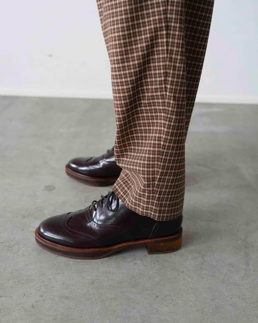 のインスタグラム：「... SHOES AUTUMN-WINTER 2020-21  クリアヒールを採用した、キャッチーなルックスのウィングチップシューズ。バックスタイルでも個性を主張する粋な一足。上品な遊び心で秋コーデにアクセントを。  − PLANE SHOES CZ04-AJ567 −  @zucca_tokyo #newarrivals #autumn #winter #2020 #2021 #aw20 #collection #fashion #tokyo #japan #ootd #zucca #zuccatokyo #ズッカ #ズッカトウキョウ」