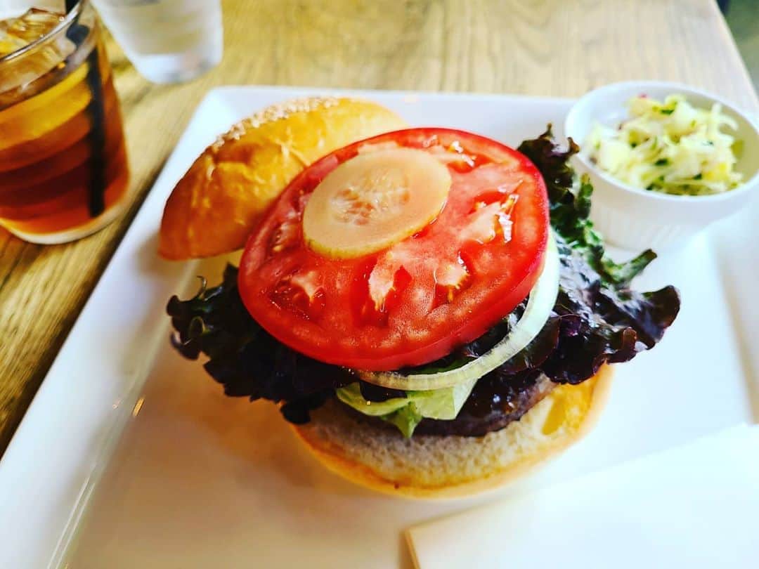 三宅裕子さんのインスタグラム写真 - (三宅裕子Instagram)「#芝公園 近くの #サンドイッチ屋さん ♡近くにいくとつい行きたくなる🤭 #テリヤキバーガー 好きなんだけど、ここのバーガーは#柚子胡椒 ソースが入っててかなりおいしい！ BLTもおいしかったな🎶 また行こうと思います。 #placeinthesun #ランチ #sandwich #パン好きな人と繋がりたい #食べるの大好き」9月3日 19時42分 - yuko_miyake