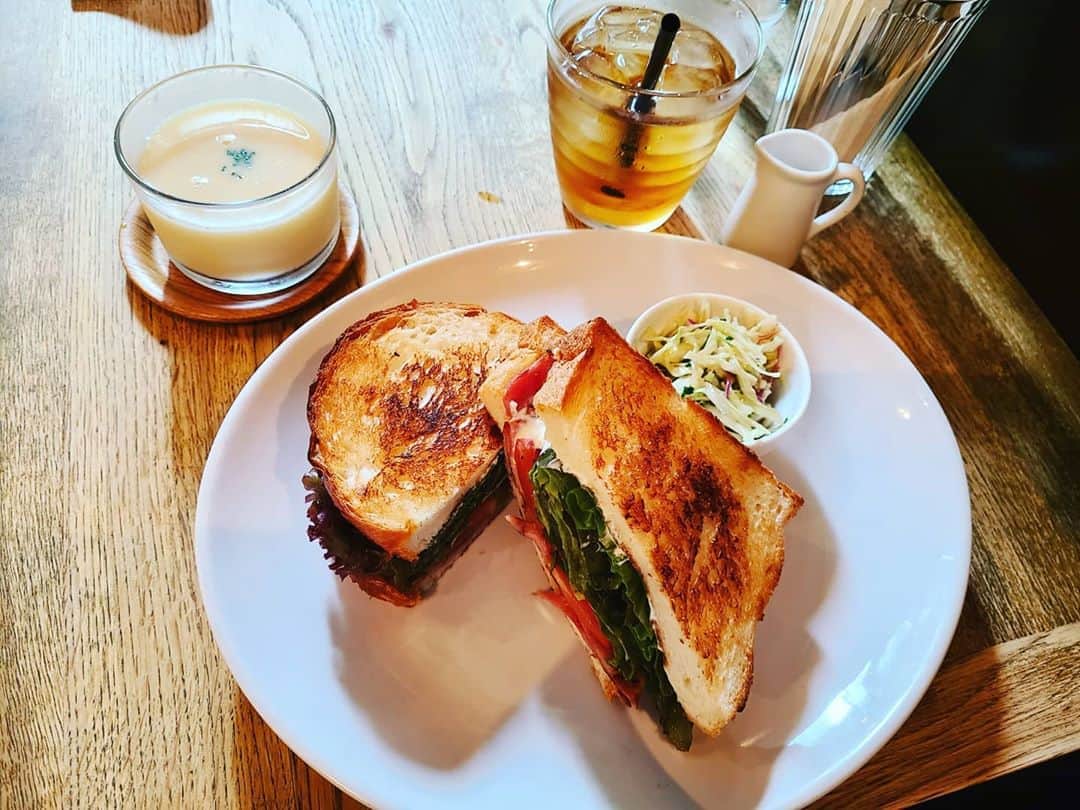 三宅裕子さんのインスタグラム写真 - (三宅裕子Instagram)「#芝公園 近くの #サンドイッチ屋さん ♡近くにいくとつい行きたくなる🤭 #テリヤキバーガー 好きなんだけど、ここのバーガーは#柚子胡椒 ソースが入っててかなりおいしい！ BLTもおいしかったな🎶 また行こうと思います。 #placeinthesun #ランチ #sandwich #パン好きな人と繋がりたい #食べるの大好き」9月3日 19時42分 - yuko_miyake
