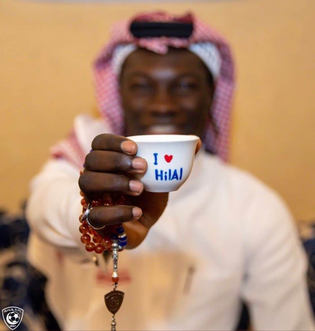 バフェティンビ・ゴミスさんのインスタグラム写真 - (バフェティンビ・ゴミスInstagram)「I❤️HILAL   #GOMISGAHWA ☕️⚽️🦁」9月3日 19時43分 - bafetimbigomis