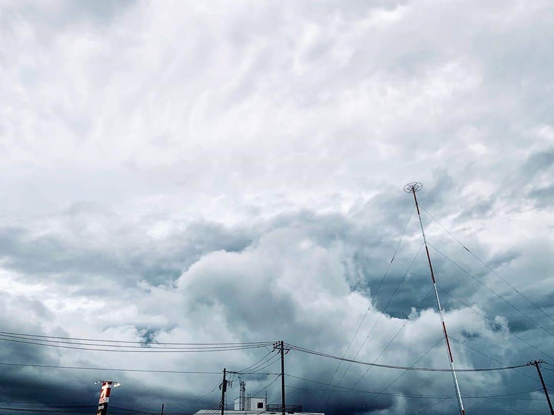 世武裕子のインスタグラム：「雨のあとの雲を纏う山の美しさをずっと眺めていた。 ☁️🏔☁️🏔☁️」