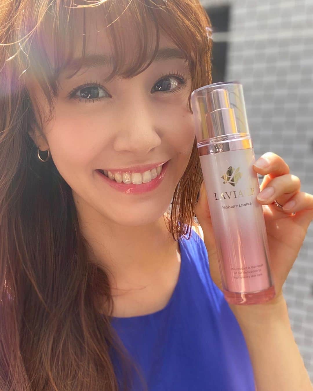 のインスタグラム：「JCOMの「ステキ+Life」という番組を担当していた時にゲストで来てくださった日本一のエステティシャンと言われているエステ王子こと小野さん。 @esthe_oji がプロデュースしている美容液を使わせて頂きました✨ 充分な時間をかけて今は美容を楽しむこともなかなかできないー💦でもお肌綺麗にしたい！ってわがまま相談したら教えてくださいました♪　 #ラヴィアージュ　は敏感肌の人でも使えて、#ヒト幹細胞培養液 をはじめ数種類の #幹細胞培養液 の配合がされているんだって♪ 細胞からピチピチになりたいわー💙 テクスチャーも良くてお肌にスーッとなじむなじむ。 化粧ノリも普段よりいい気がしている。 これは期待大だわ。 ・ ・ ちなみにprではありません。どちらかというと自ら勝手に載せてます🤣w #laviage #エステ王子  #エステ王子小野先生 #アラサー美容  #時短美容 #ママ美容」