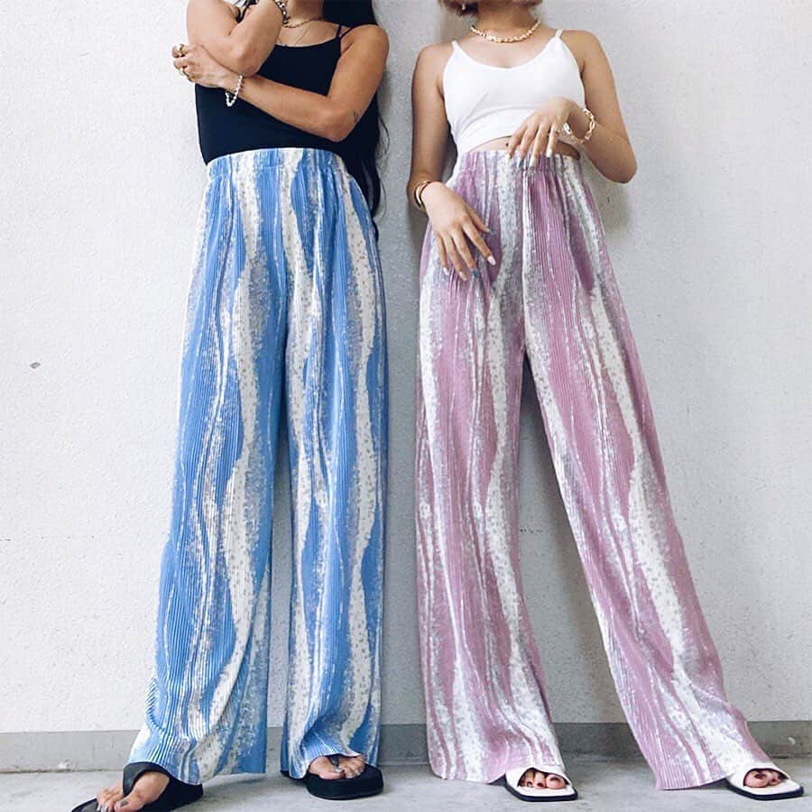 gallerieさんのインスタグラム写真 - (gallerieInstagram)「#bottom #collection ————————————  店舗＆ONLINESTOREともに人気の #ワイドパンツ シリーズをピックアップ。 #プリーツパンツ や シーズンムード漂う #レオパードパンツ などカラー展開豊富に取り揃えております。  涼しく軽い質感とウエストゴムでストレスフリーな履き心地◎ 今から着れて秋口まで活躍する必見アイテムです❤︎ . . ▼PRICE 4,990+tax～  ———————————— #お問い合わせ番号w1756」9月3日 18時20分 - kalekale_official