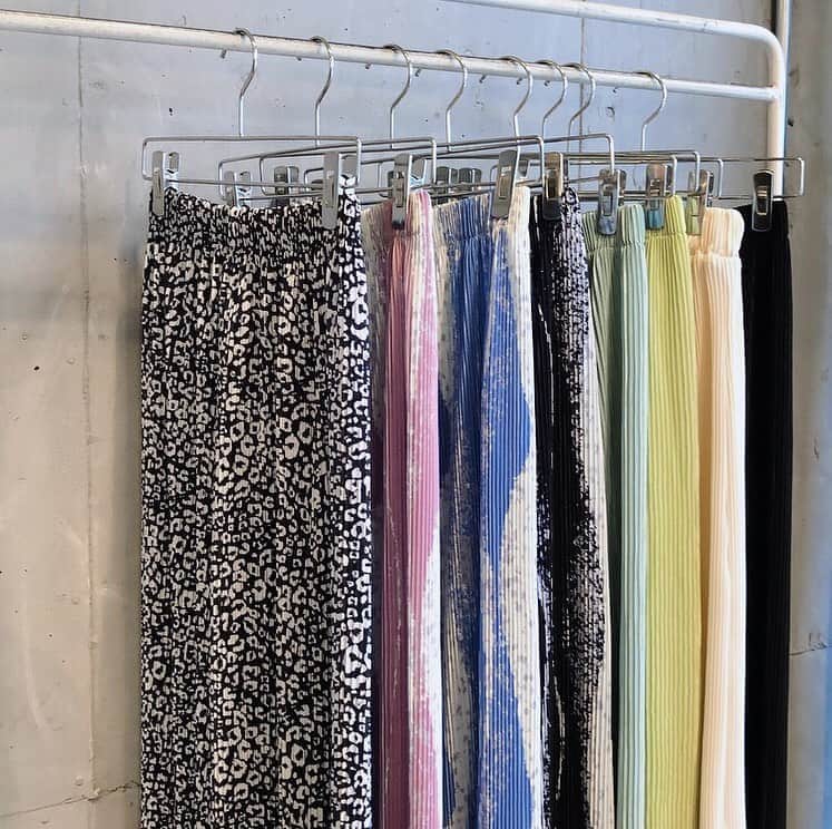 gallerieさんのインスタグラム写真 - (gallerieInstagram)「#bottom #collection ————————————  店舗＆ONLINESTOREともに人気の #ワイドパンツ シリーズをピックアップ。 #プリーツパンツ や シーズンムード漂う #レオパードパンツ などカラー展開豊富に取り揃えております。  涼しく軽い質感とウエストゴムでストレスフリーな履き心地◎ 今から着れて秋口まで活躍する必見アイテムです❤︎ . . ▼PRICE 4,990+tax～  ———————————— #お問い合わせ番号w1756」9月3日 18時20分 - kalekale_official