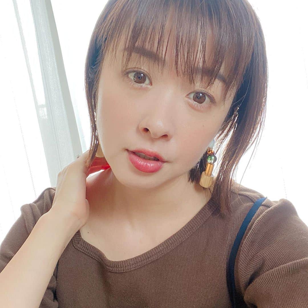 黛英里佳さんのインスタグラム写真 - (黛英里佳Instagram)「﻿ 9月に入ってもまだまだ暑いですね😵☀️﻿ ﻿ そして台風シーズン到来🌪﻿ ﻿ 備えあれば憂いなし。﻿ ﻿ 今の時期なら断水した時のために水の備蓄はもちろんアルコールジェルとか﻿ ﻿ 窓ガラスに新聞紙や段ボールを養生テープで貼ったり﻿ ﻿ 停電した時のために氷と保冷バッグも！﻿ ﻿ 地震も台風も、普段からの備えが大事ですね🧐﻿ ﻿ 台風が接近する地域にお住まいの皆さん、しっかり対策して気をつけてお過ごし下さい😣﻿ ﻿ ﻿ #台風#対策」9月3日 18時20分 - erikamayuzumi_official