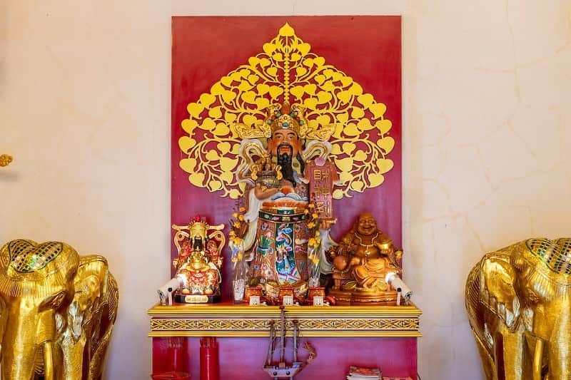 タイ国政府観光庁さんのインスタグラム写真 - (タイ国政府観光庁Instagram)「・﻿ ／﻿ 🇹🇭タイの秘境を巡る旅へ✈️﻿ まだ知られていないタイはここ❗﻿ ＼﻿ ﻿ 毎週木曜日は、まだまだ日本では知られていないタイの秘境スポットをご紹介🤫✨﻿ ﻿ 今回は、アユタヤ王朝時代からあるバンコクの寺院「ワット・ヤーンナーワー」へ🏃💨﻿ ﻿ チャオプラヤー川沿いに佇むこちらの寺院は、タイの歴史のなかでも何度か名を変え、増改築が行われてきた古き寺院です🙏✨﻿ ﻿ 一番の特徴は、船の形をした本堂🚢19世紀に活躍したジャンク船を後世に伝えるべく、ラーマ3世によって実際の船を改造して造られました💁﻿ ﻿ #タイ #バンコク #ワット・ヤーンナーワー #タイ寺院 #お寺巡り #お寺好きな人と繋がりたい #歴女 #こんなタイ知らなかった #もっと知りタイ #タイを知りつくす #タイ旅行 #バンコク旅行 #旅好きな人と繋がりたい #旅行好きな人と繋がりたい #海外旅行 #thailand #bangkok #watyannawa #temple #amazingthailand #thailandtravel #thailandtrip #thai #thaistagram #lovethailand」9月3日 18時13分 - amazingthailandjp