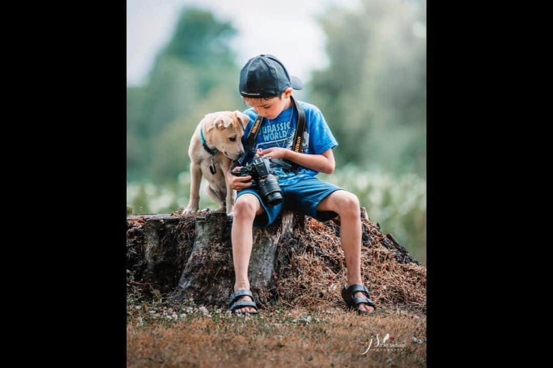 9GAGさんのインスタグラム写真 - (9GAGInstagram)「Little hooman, let me see! 📸 JS Jeab Saisuda Photography  FB - #photography #dog #9gag」9月3日 18時16分 - 9gag