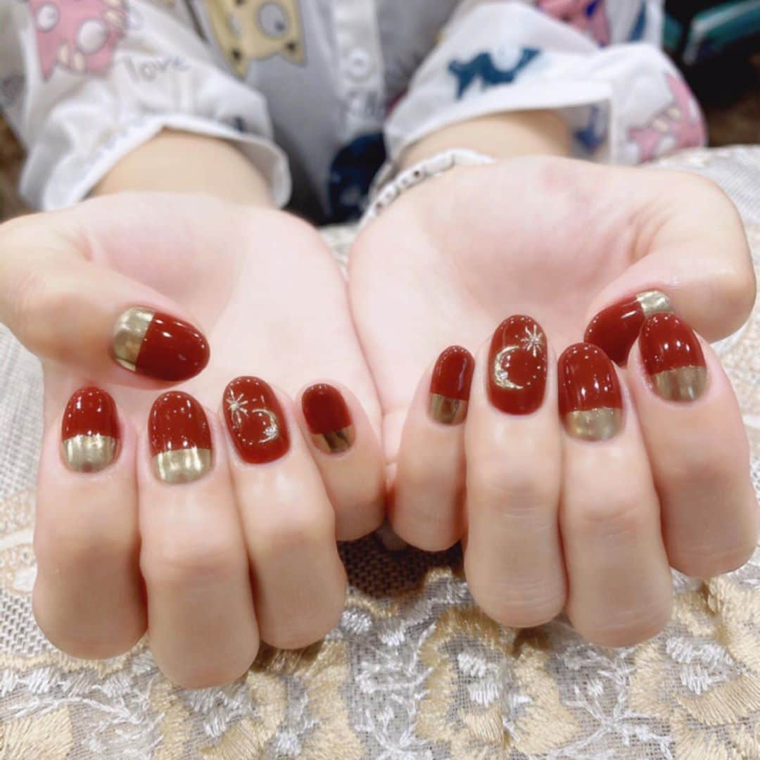 大島麻衣さんのインスタグラム写真 - (大島麻衣Instagram)「NewNail💋 秋カラーに初のミラーネイル💅 大好きなmoonも手書き🌙 ♡担当ネイリスト　#赤城あや　san #eclat #eclatnail #エクラ　#虎ノ門ヒルズ #toranomon  #mirrornail #newnail     @eclat_toranomon」9月3日 18時16分 - maioshima911