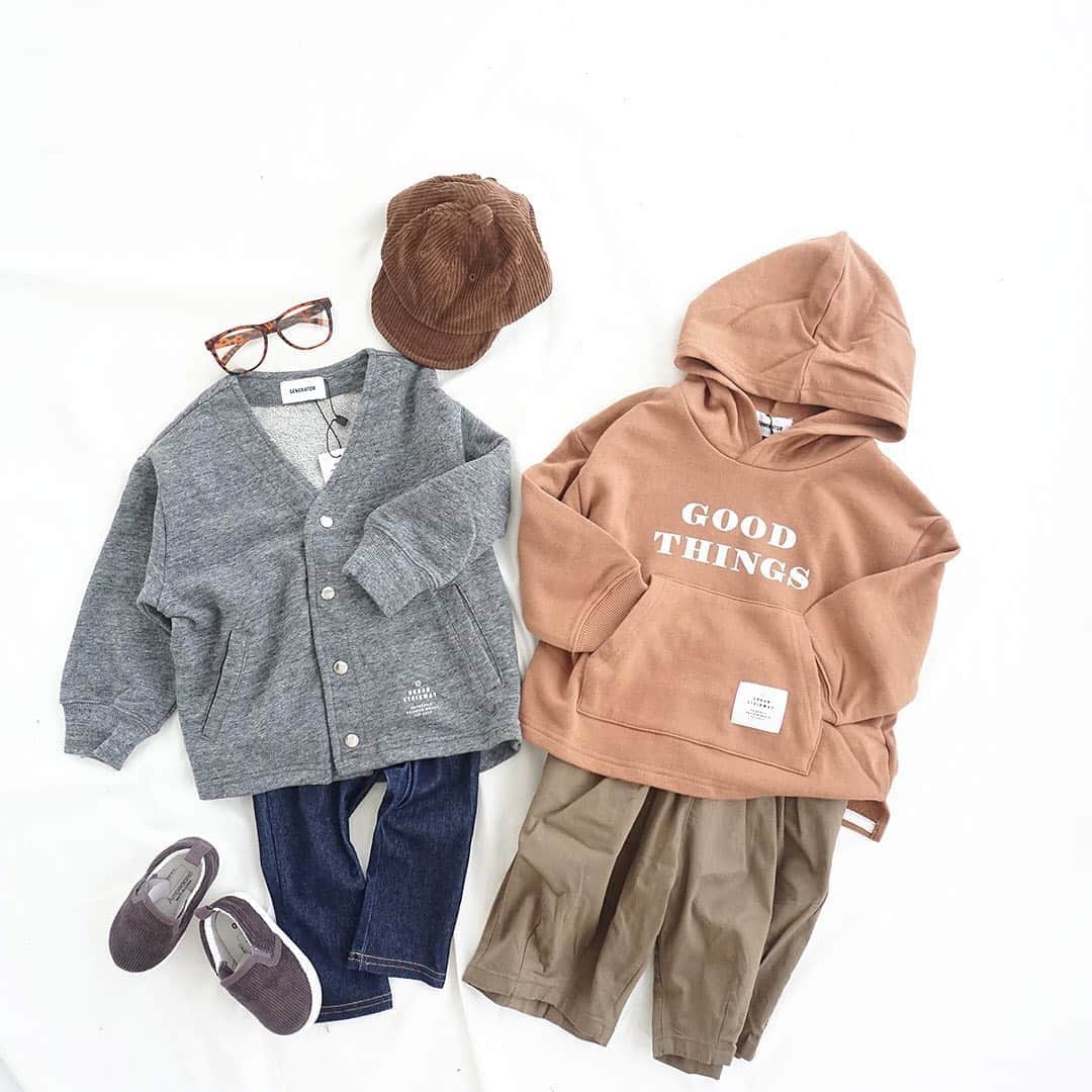 のインスタグラム：「【New Arrival styling by Hitomi】 . 男の子コーデならお任せ！ . カジュアルでかっこいい！ 小さな彼氏の出来上がり♪大人顔負けのデザインがいっぱいです☆ . ▶️GOOD THINGS☆パーカー/ブラウン サイズ：90-100/110-120 プライス：2,800円+tax . ▶️ノーカラー☆スウェットジャケット/ヘザーグレー サイズ：90-100/110-120 プライス：3,500円+tax  ▶️ラウンドタックパンツ/カーキ プライス：2,300円+tax . ▶️コーデュロイ☆スリッポン プライス：1,000円+tax . ▶️ポンポンローキャップ/キャメル プライス：1,700円+tax . プロフィール欄のURLからGO💨 べびちゅHP上部のバナー「秋の新作」からもチェックできますよ☝️ . . #男の子コーデ #秋の新作 #べびちゅ #babychu #ig_kidsphoto #ig_babyphoto #かわいい #子供服 #ベビー服 #親バカ部 #女の子 #男の子 #娘 #息子 #赤ちゃん #ベビーコーデ #キッズコーデ #ベビーファッション #キッズファッション #出産祝い #baby #babychujp #べびちゅstylingcollection #stayhome #おうち時間」