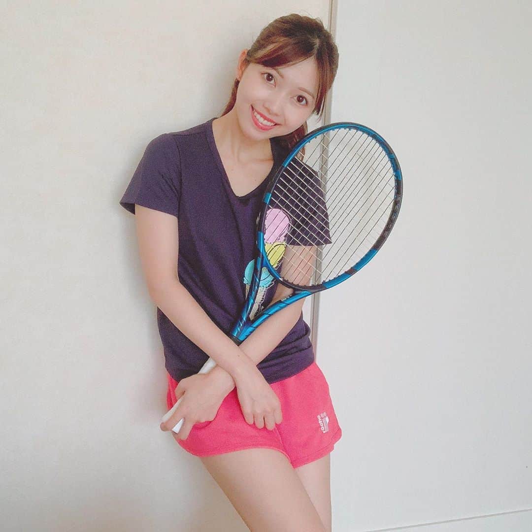 川又智菜美のインスタグラム：「#全米オープン 開幕しましたね🎾✨﻿ ﻿ #大坂なおみ 選手、﻿ 3回戦進出おめでとうございます🎊﻿ ﻿ 今年は開催されるのか心配でしたが、﻿ こうした状況の中でも﻿ 熱い試合をみられることができて嬉しいです☺️﻿ ﻿ 選手をはじめ、関わる皆さんが元気で無事に﻿ 最後まで執り行われることを祈ってます🤲﻿ ﻿ 今日持っているこちらのラケットは﻿ #バボラ さんから送っていただいた、﻿ もうすぐ発売となる﻿ 新しい#ピュアドライブ です😊﻿ カラーリングが黒と濃い青でかっこいい😍﻿ ﻿ 着ているウェアは最近お気に入りの﻿ #roche というブランドのものです💛﻿ アイスクリームのプリントが可愛い…💕﻿ （ちょっとラケットで隠れちゃってますが😭） ﻿ コーチが着ていて、かわいい！となり﻿ 思わずどこのか調べて買っちゃいました😂﻿ ﻿ テニスはウェアも楽しめていいですよね😆﻿」