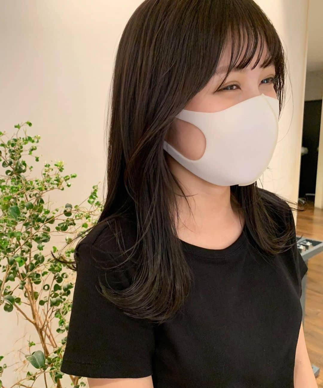 堺美紗稀さんのインスタグラム写真 - (堺美紗稀Instagram)「. 3ヶ月ぶりのカラーカット🤍 福間さん最近すごい人気で忙しそう🥺 カラーは毎回絶妙な色がとても可愛くて、地毛？って聞かれることもよくある🙈 カットは重軽でぱつっと✨ あと、顔周りにおくれ毛を作ってもらったんだけど、巻くとレイヤーみたいで可愛くてすごくおすすめ😚」9月3日 18時18分 - misaki__sakai