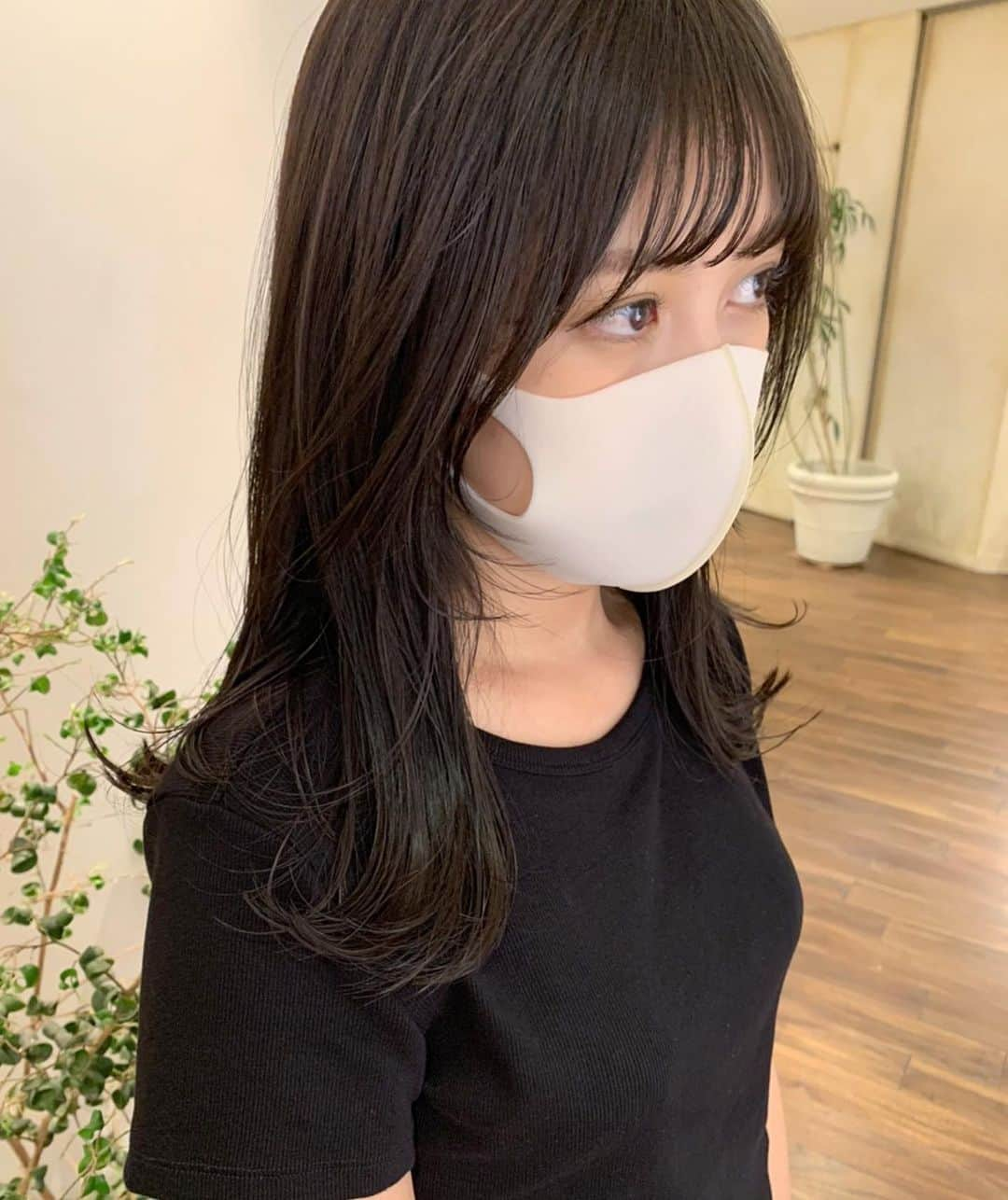 堺美紗稀さんのインスタグラム写真 - (堺美紗稀Instagram)「. 3ヶ月ぶりのカラーカット🤍 福間さん最近すごい人気で忙しそう🥺 カラーは毎回絶妙な色がとても可愛くて、地毛？って聞かれることもよくある🙈 カットは重軽でぱつっと✨ あと、顔周りにおくれ毛を作ってもらったんだけど、巻くとレイヤーみたいで可愛くてすごくおすすめ😚」9月3日 18時18分 - misaki__sakai