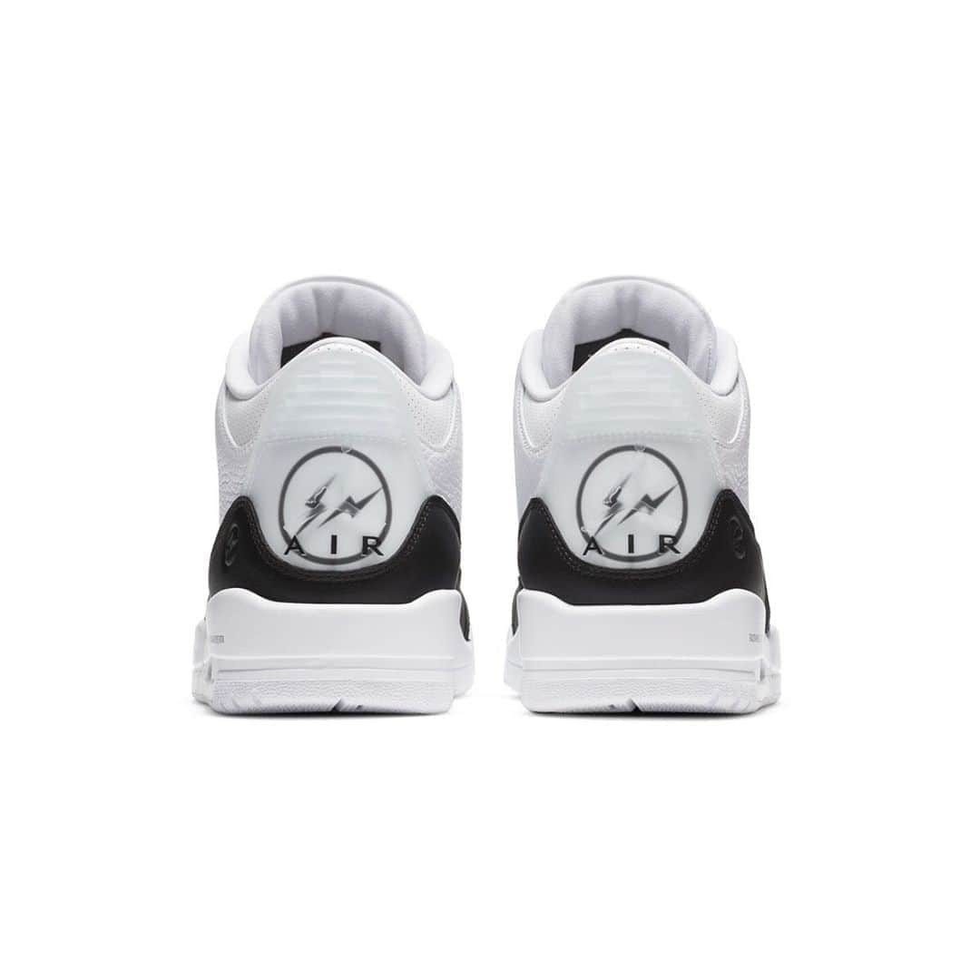 HYPEBEASTさんのインスタグラム写真 - (HYPEBEASTInstagram)「@hypebeastkicks: Detailed images of @fujiwarahiroshi’s fragment design x Air Jordan 3 have surfaced online. The white and black version comes with a small fragment logo at the lateral heel, style coding running down the midsole and a large double lightning bolt graphic adorning the back heel. Stay tuned for official notes on its release. ⁠⠀ Photo: US11」9月3日 18時30分 - hypebeast