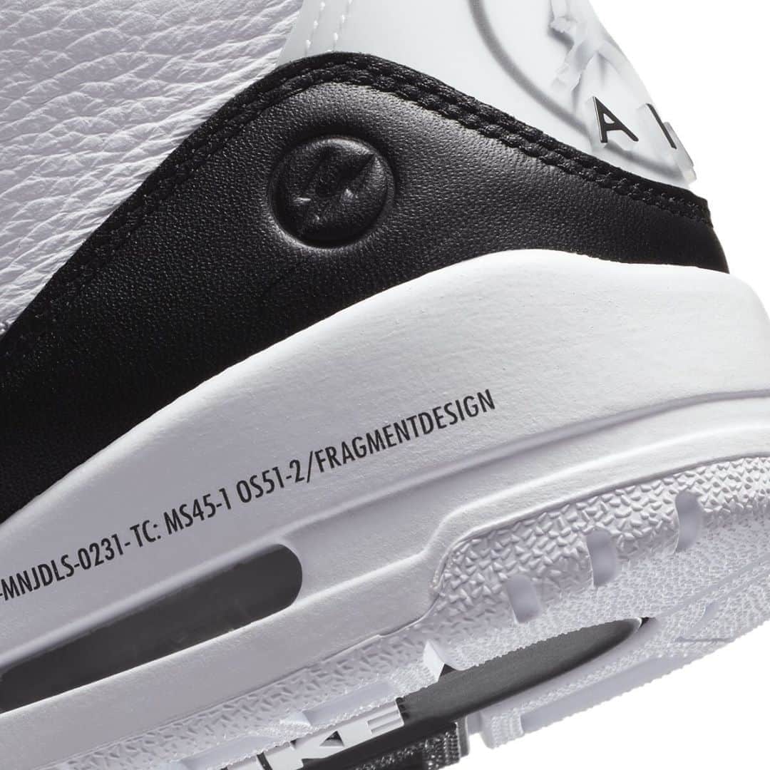 HYPEBEASTさんのインスタグラム写真 - (HYPEBEASTInstagram)「@hypebeastkicks: Detailed images of @fujiwarahiroshi’s fragment design x Air Jordan 3 have surfaced online. The white and black version comes with a small fragment logo at the lateral heel, style coding running down the midsole and a large double lightning bolt graphic adorning the back heel. Stay tuned for official notes on its release. ⁠⠀ Photo: US11」9月3日 18時30分 - hypebeast