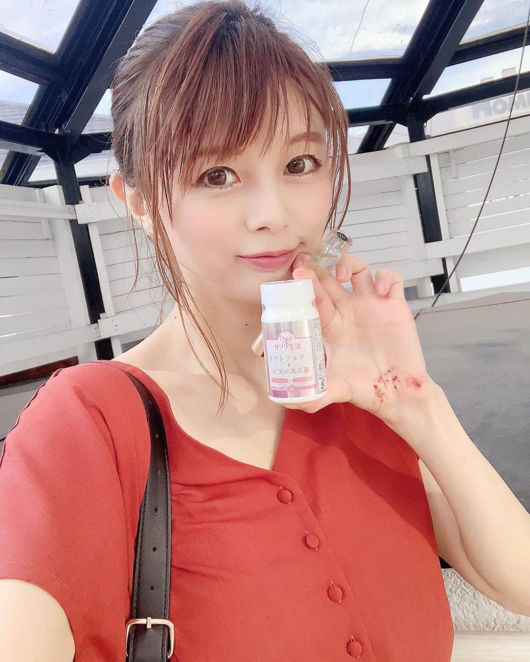 satomiさんのインスタグラム写真 - (satomiInstagram)「今日はお仕事day✏️ ・ ・ デスクに常備してるラクトフェリン＋ビフィズス菌サプリ💊 (@infini_project)(@relapo_coupon )でゲット〜！ ・ すっごい万能サプリで、マスク生活で気になってた肌荒れが改善されたり朝スッキリ目覚められたり何より免疫力アップ⤴️✨😊 ・ おかげでここしばらく毎日元気です✍️ ・ ・ そして新しい香水ゲット🥰🌟🌼 (@beautycottage_japan )！ 友達がつけてて真似っこしちゃいました！ テンションあがります¨̮♡︎ ・  #アンフィニプロジェクト  #サプリ生活  #ラクトフェリン  #ビフィズス菌  #美容 #腸活 #便秘解消  #デトックス効果 #ダイエット #リラポ #pr #ビューティーコテージ #beautycottage  #タイコスメ #港区女子 #免疫up」9月3日 18時22分 - saatoomii47