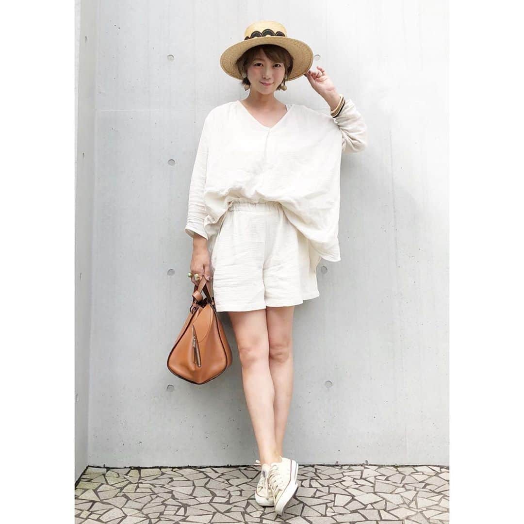 のインスタグラム：「☆☆☆ ・ ・ やーん♡ @fifth_store の #ナチュラルガーゼワンマイルセットアップ 可愛すぎませんか？ しかも楽チンでお家、時間にも最適 秋まで使えるしね 最高🥺 しかも30%OFFクーポン出てるんだよーっ ・ ・ あ！ fifthの洋服が試着出来るスタイリングギャラリーが表参道に出来たみたい！ 行ってみたいなぁ ・ ・ 今日はこれから欅坂の映画の前夜祭に ううう、、ドキドキする 見たいような、、見たくないような、、 とりあえずヲタク服に着替えて行ってきます  ◢͟￨⁴⁶◢͟￨⁴⁶◢͟￨⁴⁶◢͟￨⁴⁶◢͟￨⁴⁶ ・ ・ ・ ・ ・ ・ ・ #knit#fifthtl#フィフス#fifth  #スリットデザインスリーブレスニット #秋コーデ#ニットコーデ#カジュアル #高身長コーデ#ワンマイルコーデ#ワントーン #きれいめコーデ #きれいめカジュアル  #大人カジュアルコーデ #大人カジュアル  #code#coordinate#ootd#instafashion#今日のコーデ#ママコーデ#ママファッション#男の子ママ #高身長女子 #大人女子#シンプル #シンプルコーデ #きれいめファッション #ルームウェア」
