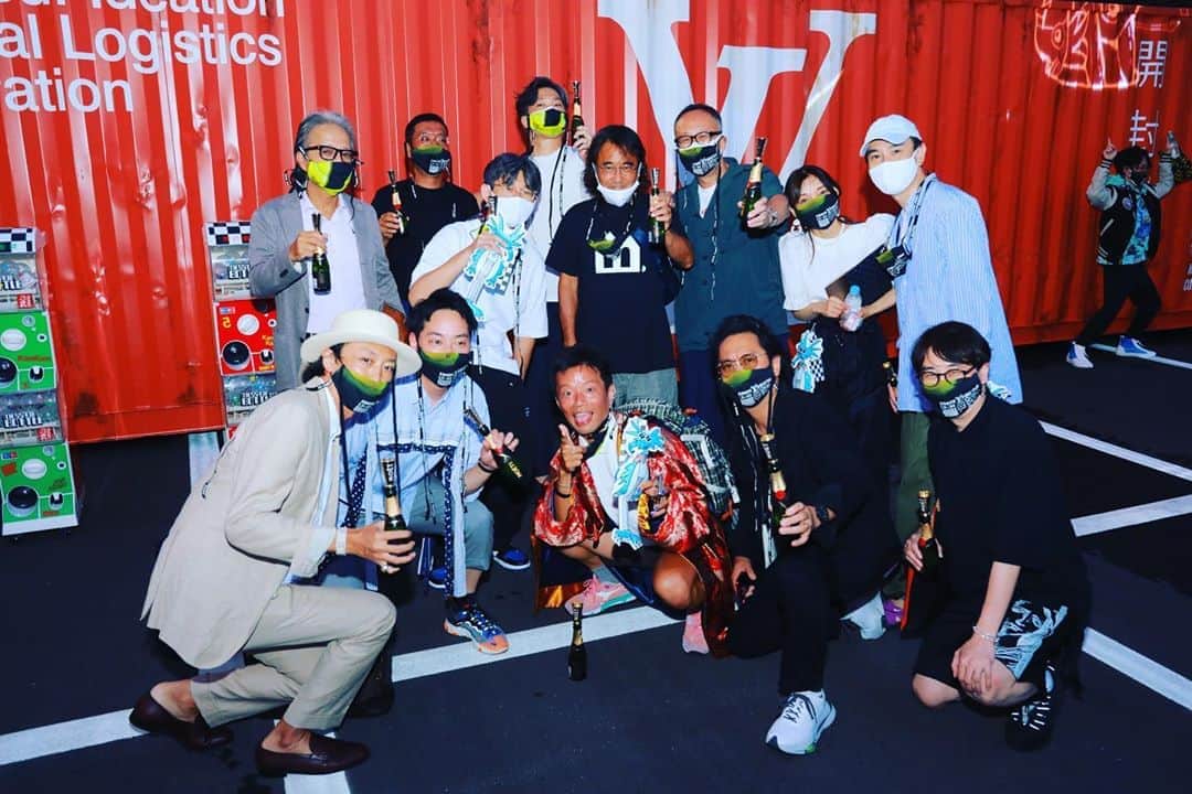 のインスタグラム：「LVショー会場で、半年ぶりに各誌ファッションチームが顔を合わせた。懐かしいしうれしいし。マガジンハウスを卒業する古谷パイセン囲んで、記念写。マスクしてると、悪そうなおっさんたちにしか見えないけど、みんないい人よ♥ #LouisVuitton #古谷パイセン」