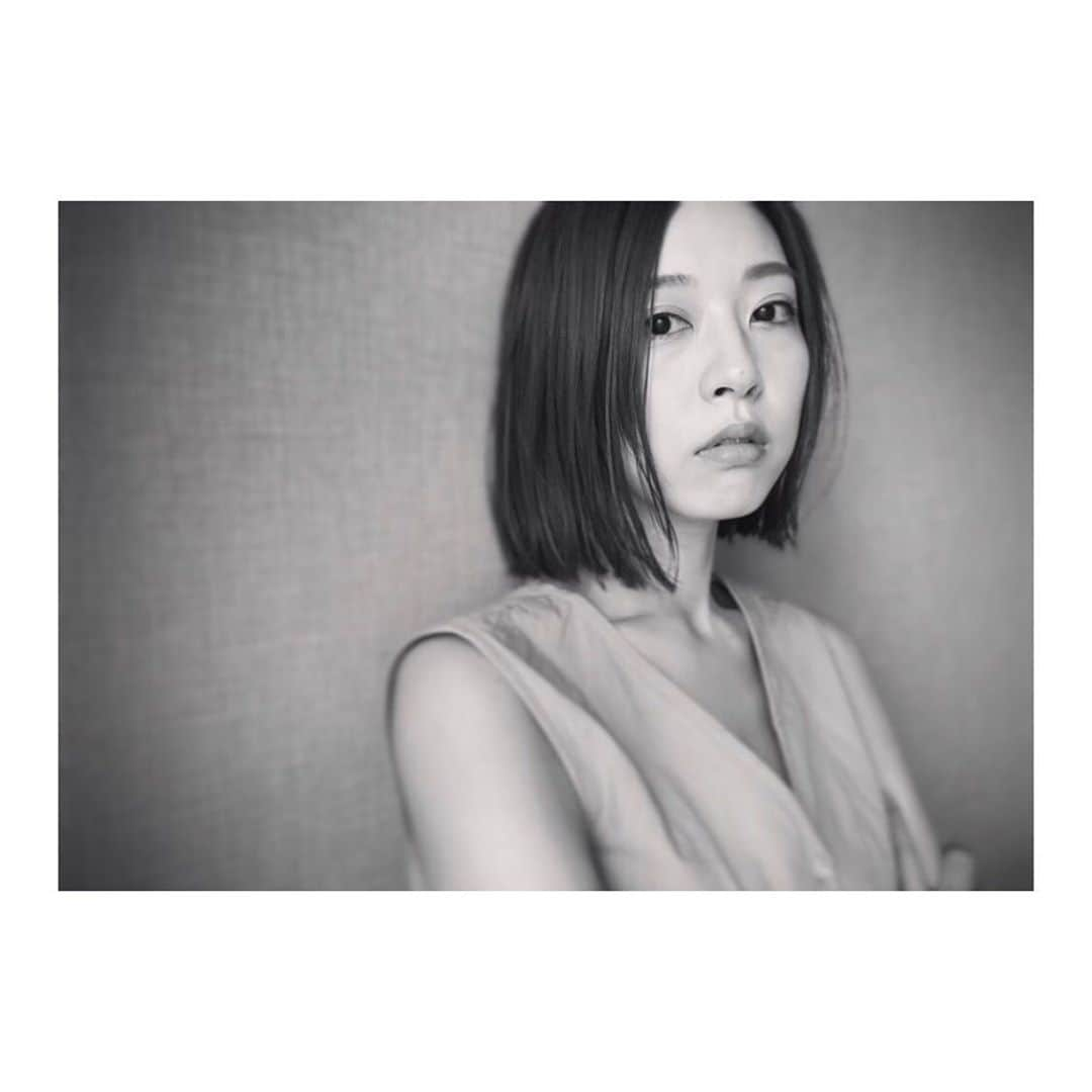 愛加あゆさんのインスタグラム写真 - (愛加あゆInstagram)「今日は朝から雨が降ったりやんだり。台風も近付いてるので、皆様、くれぐれも気をつけてお過ごしくださいね！﻿！  ﻿ そして、改めてお知らせ。 本日、23:59～﻿ 『おじさんはカワイイものがお好き。』第4話です！﻿ (見逃し配信やナレーションをつとめたPR番組もTVerで配信中)﻿ ﻿ 明日の20時～YouTubeにて朗読文学『夫婦箸』の公開。﻿ ﻿ そして、明日21時～初一人インスタライブ。(→地味に緊張してるのでどうかコメントで助けて…)﻿ ﻿ どれも楽しんで頂けたら嬉しいです☺️﻿ ﻿ ﻿ #ドラマ﻿ #おじさんはカワイイものがお好き﻿ #おじカワ﻿ #臼間未来 役﻿ #朗読文学﻿ #夫婦箸 #愛加あゆ﻿ #インスタライブ﻿ ﻿」9月3日 18時25分 - manaka_ayu