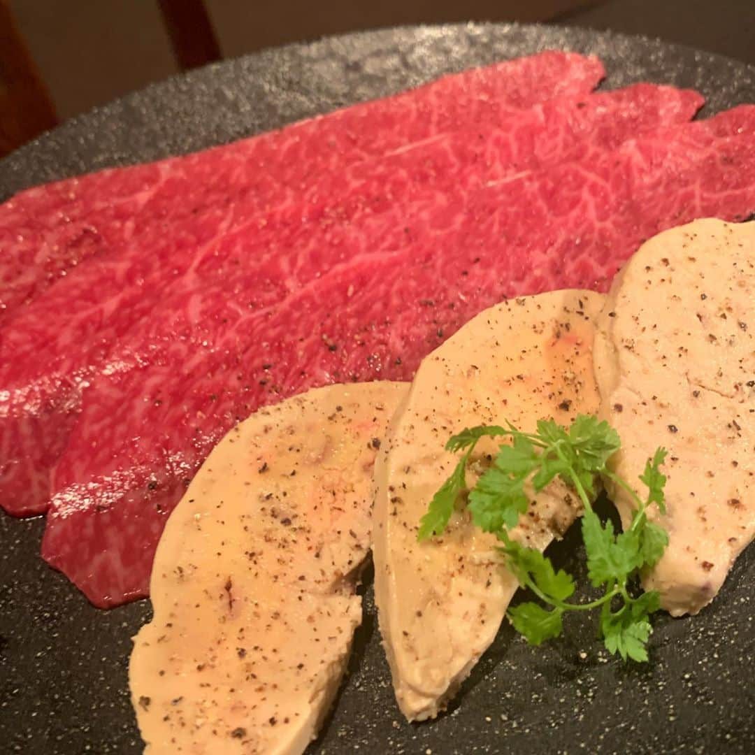 中沢結さんのインスタグラム写真 - (中沢結Instagram)「﻿ うしごろバンビーナ(@ushigoro_yakiniku)で季節限定コースを食べたよ〜🥓🤍﻿ ﻿ 雲丹にフォアグラにサーロイン、、もう豪華すぎて胃がびっくりしてた！笑﻿ どれも美味しくて幸せでした＾＾﻿ ﻿ 美しすぎるふたりとも、久しぶりに会えて嬉しかった👯‍♀️﻿ ﻿ ﻿ ■季節サラダ　無添加マスタードソース﻿ ■季節ナムル﻿ ■キムチ盛り合わせ﻿ ■バンビーナ特製えびカツ﻿ ■鮮肉﻿ ・リブロースの雲丹軍艦﻿ ■極肉﻿ ・厚切りハラミ﻿ ・大判上ねぎタン　澄ましバター﻿ ・シャトーブリアン﻿ ・厳選赤身とフォアグラの包み焼き　濃厚トリュフソース﻿ ・サーロインのすき焼き﻿ ■厳選希少部位　シオ﻿ ・リブ芯﻿ ■厳選希少部位　タレ﻿ ・シンシン﻿ ■お食事﻿ ・石焼ポルチーニリゾットor 秋ナスのカッペリーニ﻿ ■選べるデザート﻿ ﻿ #うしごろ#ushigoro#ushigorobambina#ushigorokan」9月3日 18時25分 - yuuuxi_