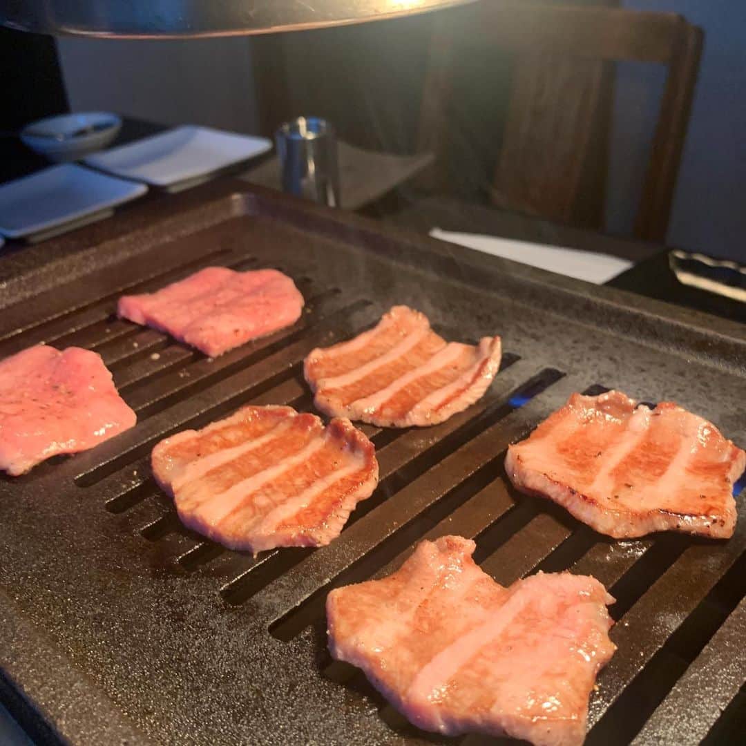 中沢結のインスタグラム：「﻿ うしごろバンビーナ(@ushigoro_yakiniku)で季節限定コースを食べたよ〜🥓🤍﻿ ﻿ 雲丹にフォアグラにサーロイン、、もう豪華すぎて胃がびっくりしてた！笑﻿ どれも美味しくて幸せでした＾＾﻿ ﻿ 美しすぎるふたりとも、久しぶりに会えて嬉しかった👯‍♀️﻿ ﻿ ﻿ ■季節サラダ　無添加マスタードソース﻿ ■季節ナムル﻿ ■キムチ盛り合わせ﻿ ■バンビーナ特製えびカツ﻿ ■鮮肉﻿ ・リブロースの雲丹軍艦﻿ ■極肉﻿ ・厚切りハラミ﻿ ・大判上ねぎタン　澄ましバター﻿ ・シャトーブリアン﻿ ・厳選赤身とフォアグラの包み焼き　濃厚トリュフソース﻿ ・サーロインのすき焼き﻿ ■厳選希少部位　シオ﻿ ・リブ芯﻿ ■厳選希少部位　タレ﻿ ・シンシン﻿ ■お食事﻿ ・石焼ポルチーニリゾットor 秋ナスのカッペリーニ﻿ ■選べるデザート﻿ ﻿ #うしごろ#ushigoro#ushigorobambina#ushigorokan」