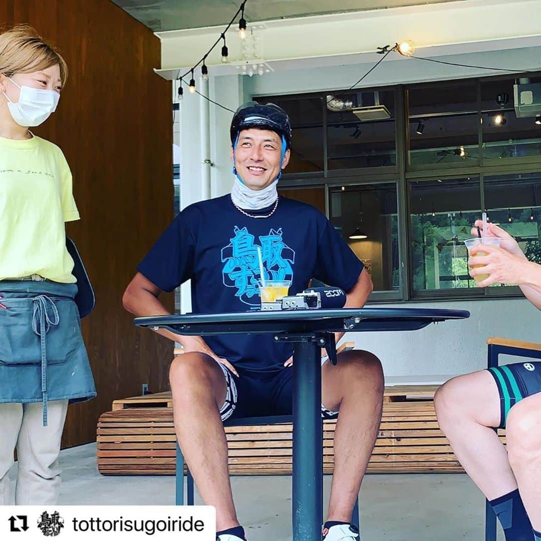 山本隆弘さんのインスタグラム写真 - (山本隆弘Instagram)「峠を越えた後のフルーツポンチサイダーは染みたなー😎  #Repost @tottorisugoiride with @make_repost ・・・ 【撮影〜No.5】  ⭐️隼Lab⭐️ 八頭町にある施設になります。 2017年に閉校となった隼小学校をリノベーションして作られた、公民複合型施設となっています。  施設内にカフェ、ショップ、コワーキングスペース、レンタルオフィスなど多種多様な分野が集まって出来た施設です。  今回は、1Fスペースにある 『Cafe & Dining San』さんで フルーツポンチサイダーを頂きました。 甘すぎずとても飲みやすく、フルーツが甘くてとても美味しかったです。 ビタミンカラーでとても元気になれる一杯✨ 疲れた体に染みます🍹  小さい子供から大人まで楽しめる施設になってますので、ぜひ足を運んでみてください🐾  ☘隼Lab☘ 〒680-0404 鳥取県八頭郡八頭町見槻中154-2  ☘Cafe & Dining San☘ （隼Lab施設内cafe） 営業時間：10:00〜17:00　　 定休日：火曜日  #鳥取県  #鳥取県八頭町  #隼lab  #鳥取すごいライド  #フルーツポンチサイダー  #山本隆弘」9月3日 18時32分 - yamamototakahiro5