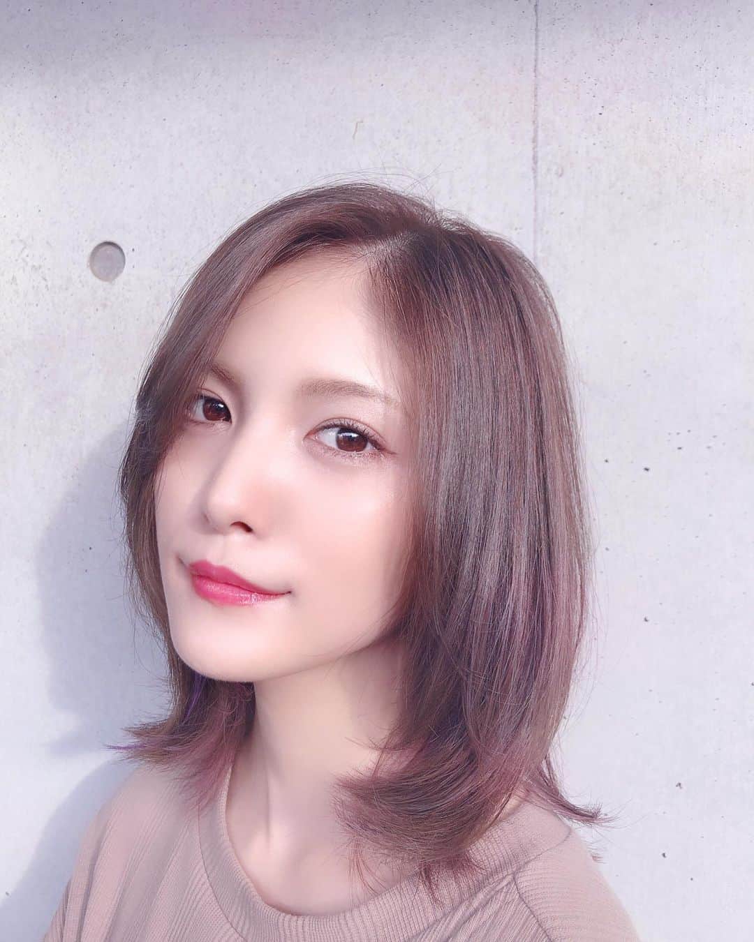美沙玲奈のインスタグラム：「どうかな？🥰  #美容室 #表参道 #ヘアチェンジ #ミディアム #ヘアカラー #カット #なんちゃって #ウルフカット #インナーカラー #紫 #ピンク #大人 #ナチュラル #女子」