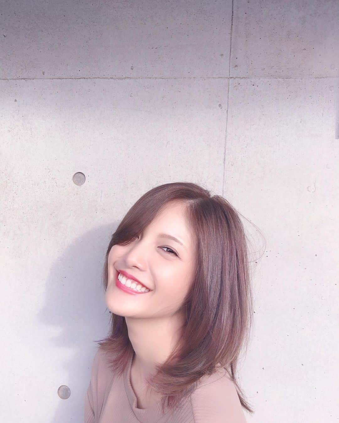 美沙玲奈さんのインスタグラム写真 - (美沙玲奈Instagram)「どうかな？🥰  #美容室 #表参道 #ヘアチェンジ #ミディアム #ヘアカラー #カット #なんちゃって #ウルフカット #インナーカラー #紫 #ピンク #大人 #ナチュラル #女子」9月3日 18時33分 - rei777_official