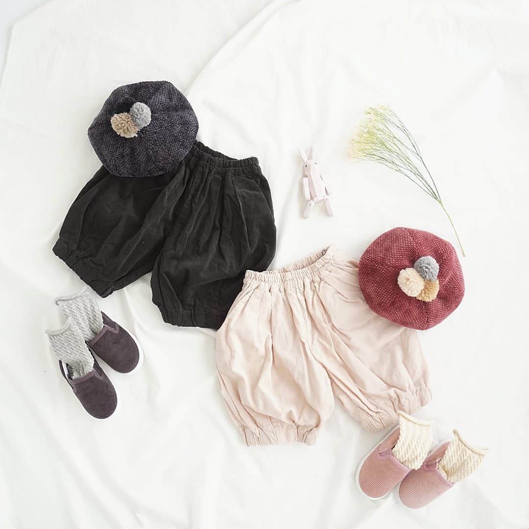 のインスタグラム：「【New Arrival styling by Allyi】 . ゆったり感がおしゃれ見え☆サーカスパンツ . ボリュームたっぷりのシルエットは、トレンド感があり、 はくだけでおしゃれに見える絶妙なバランス☆ ゆったりとしていて抜群のはき心地♪ ウエストも足口もゴムなので、お着替えもしやすいのもうれしいポイントですね◎ . ▶️コーデュロイ☆サーカスパンツ カラー：ブラック/ベビーピンク/ サイズ：70/80/90 プライス：2,900円+tax . ▶️コーデュロイタッチ♪ポンポンベレー プライス：2,800円+tax . ▶️コーデュロイ☆スリッポン プライス：1,000円+tax . プロフィール欄のURLからGO💨 べびちゅHP上部のバナー「秋の新作」からもチェックできますよ☝️ . . #サーカスパンツ #秋の新作 #べびちゅ #babychu #ig_kidsphoto #ig_babyphoto #かわいい #子供服 #ベビー服 #親バカ部 #女の子 #男の子 #娘 #息子 #赤ちゃん #ベビーコーデ #キッズコーデ #ベビーファッション #キッズファッション #出産祝い #baby #babychujp #べびちゅstylingcollection #stayhome #おうち時間」