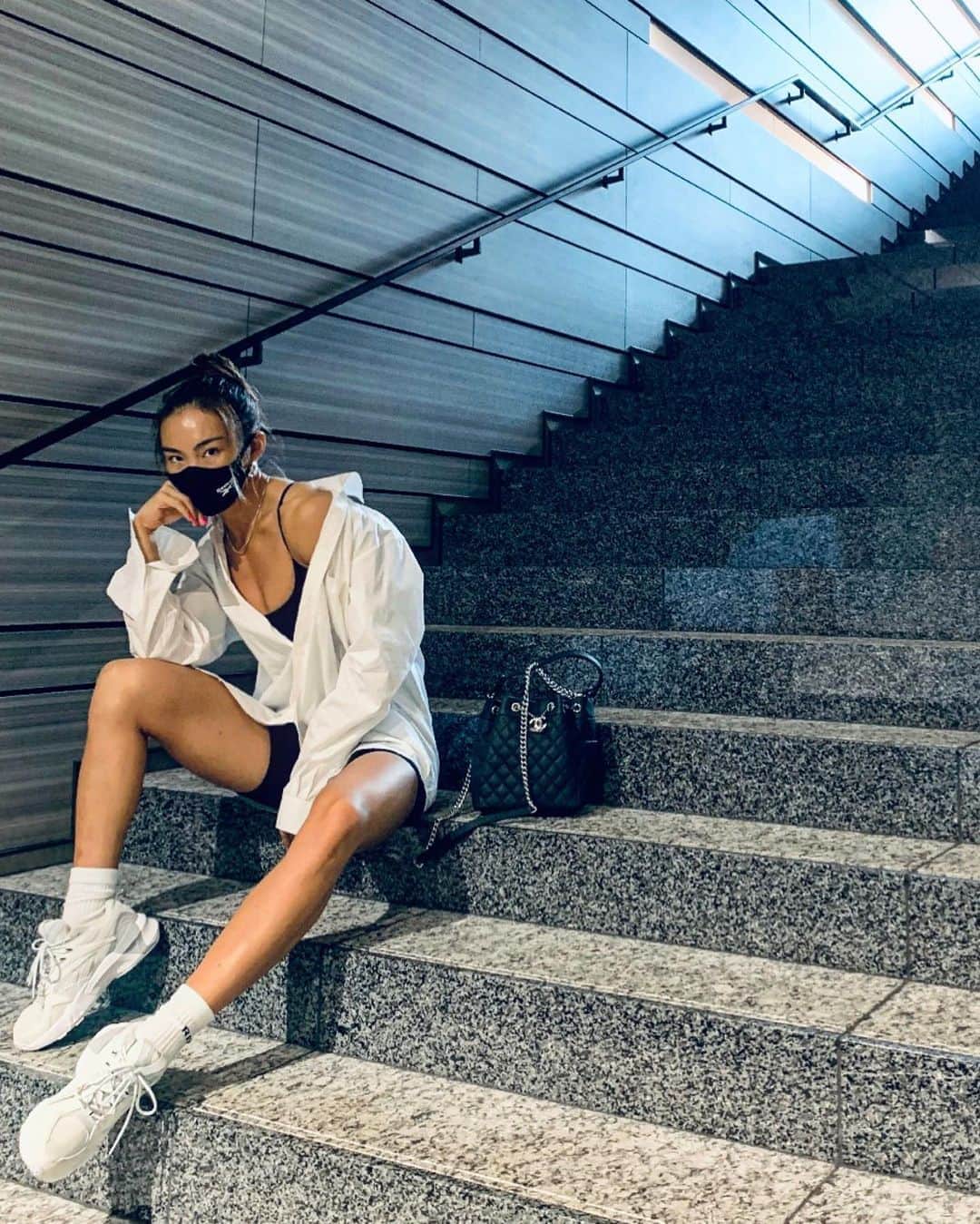 のインスタグラム：「モノトーンコーデだからマスクも黒で🖤 マスクもファッションにしちゃえ⭐️」