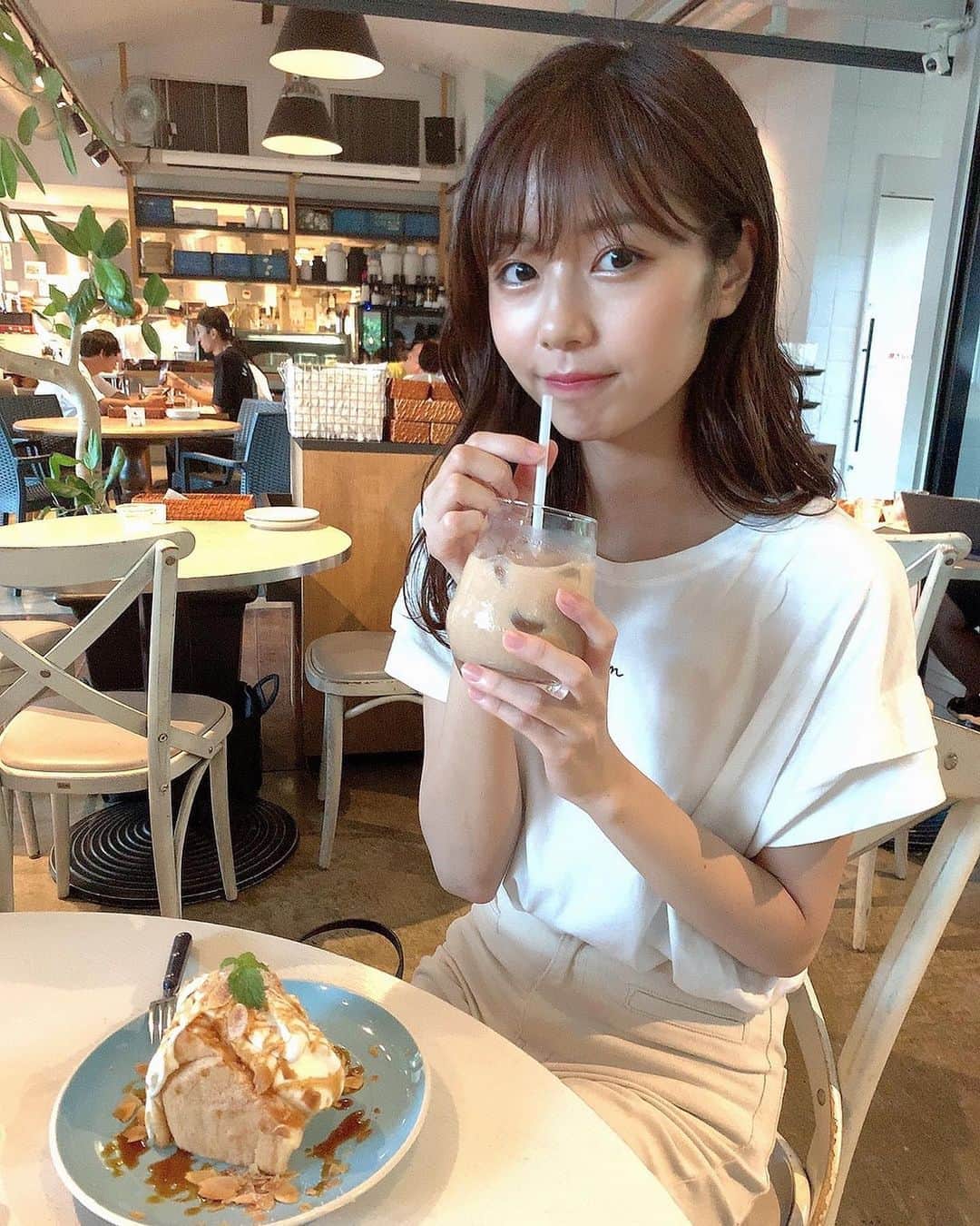 杉浦みずきのインスタグラム：「. 妹撮影📷 コーヒー飲めないけどカフェオレは飲みたい けどカフェオレでも苦いからミルク増し増しで」