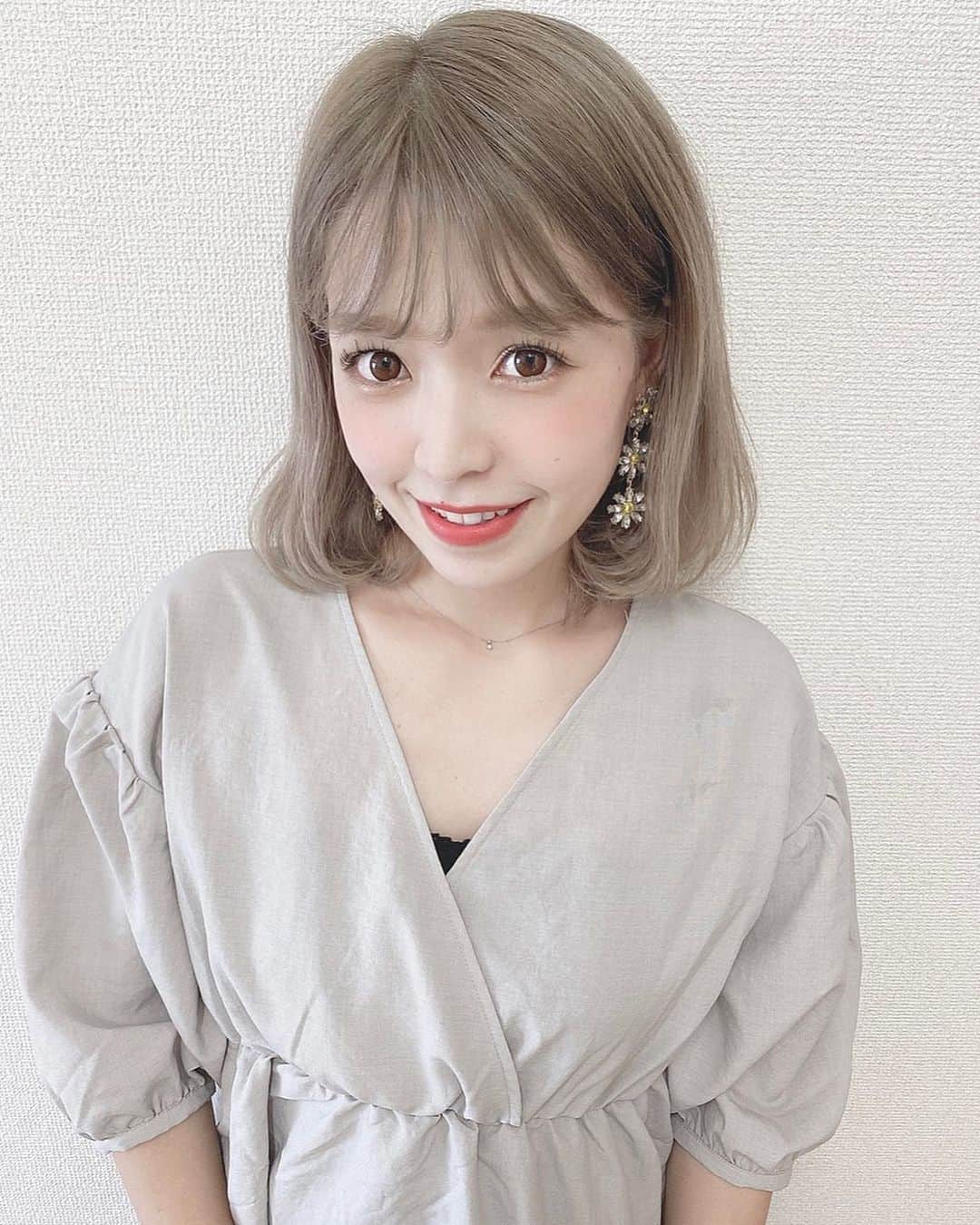 二宮璃子さんのインスタグラム写真 - (二宮璃子Instagram)「お姉ちゃんが撮ってくれた🌷♡ このピアス2年前くらいに韓国で 300円くらいで買った🥺💗 安くて可愛いピアス探すのに最近 ハマってるー😘😘笑 ネックレスはてんくんが 誕生日プレゼントでくれたお気にいり🥰 ． ． 歯の矯正も順調に進んで今12個目🦷 少しずつ歯が動いてるのが分かって 嬉しい〜😭♡ 親知らず抜くの痛かったけど 矯正も中々痛い😭 まだまだ長いけど頑張ろ💪✨ #ママ　#ママヘアー　#ママコーデ　#2児まま　#2児のまま　#ボブヘアー　#ボブヘアスタイル　#内巻きボブ #ハイトーン　#ハイトーンカラー　#ベージュカラー」9月3日 18時47分 - riixten